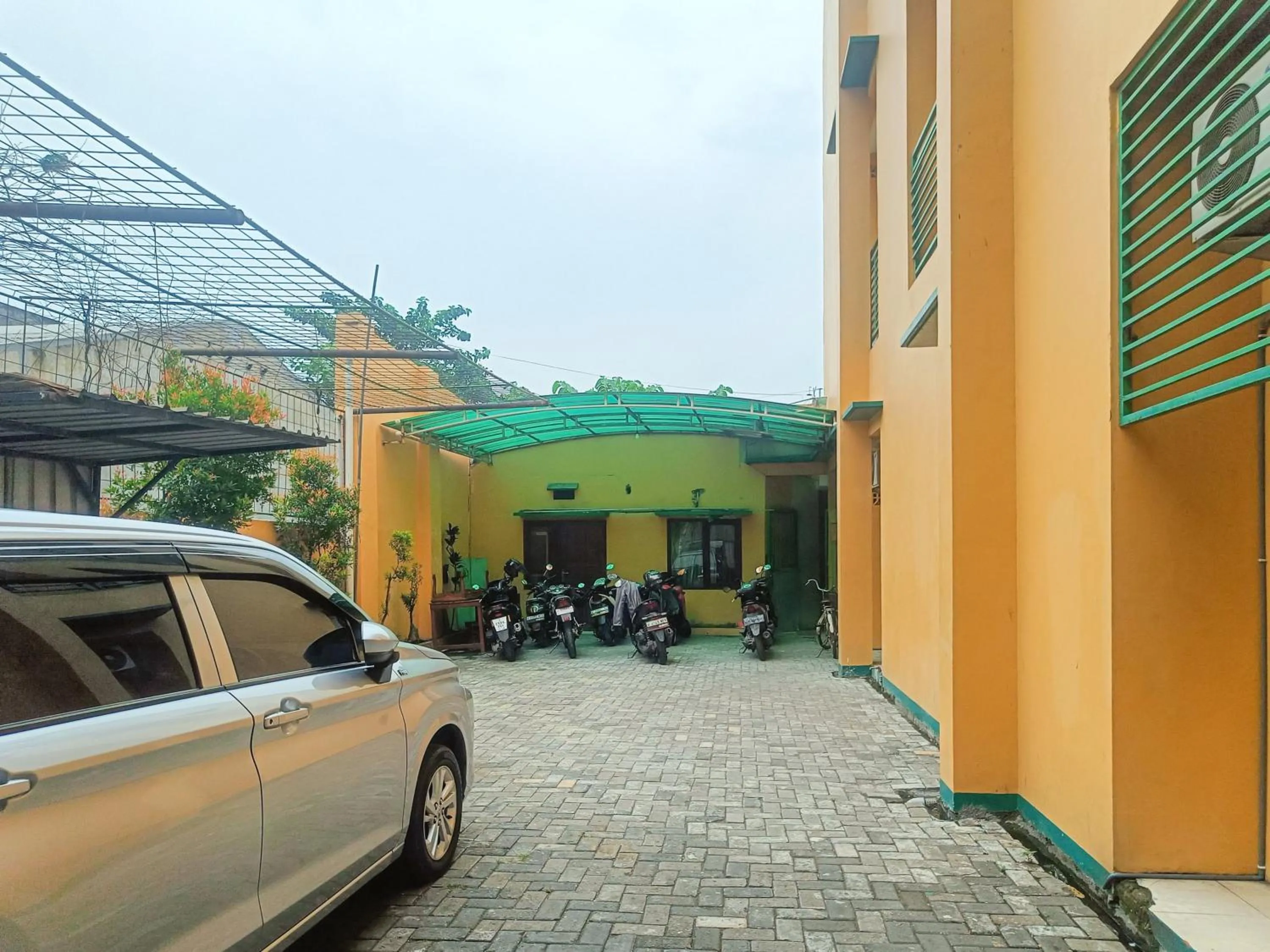 Parking in Hotel Prisma Mitra RedDoorz