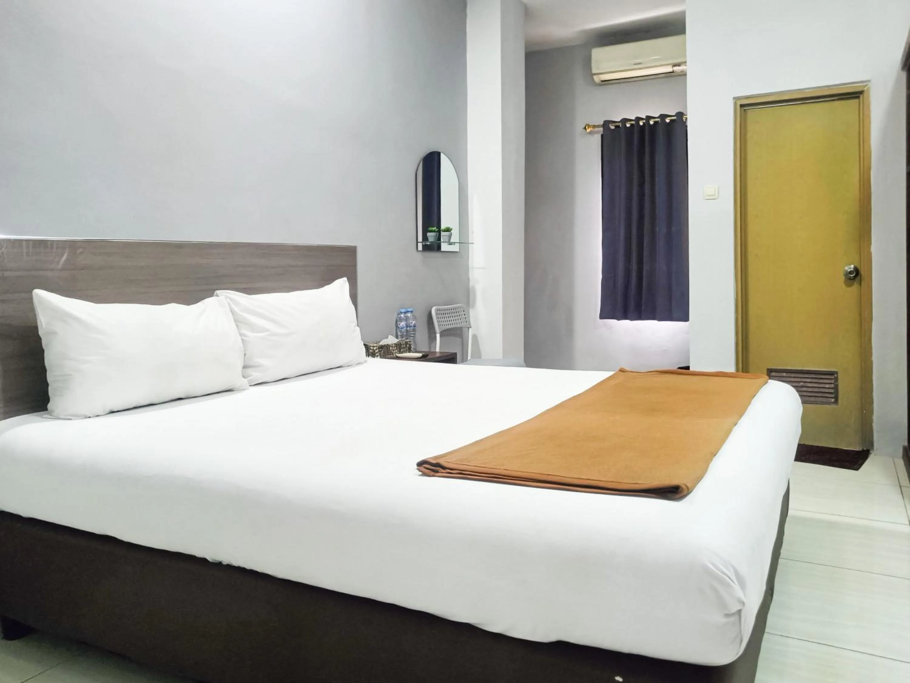Bedroom, Bed in Hotel Prisma Mitra RedDoorz