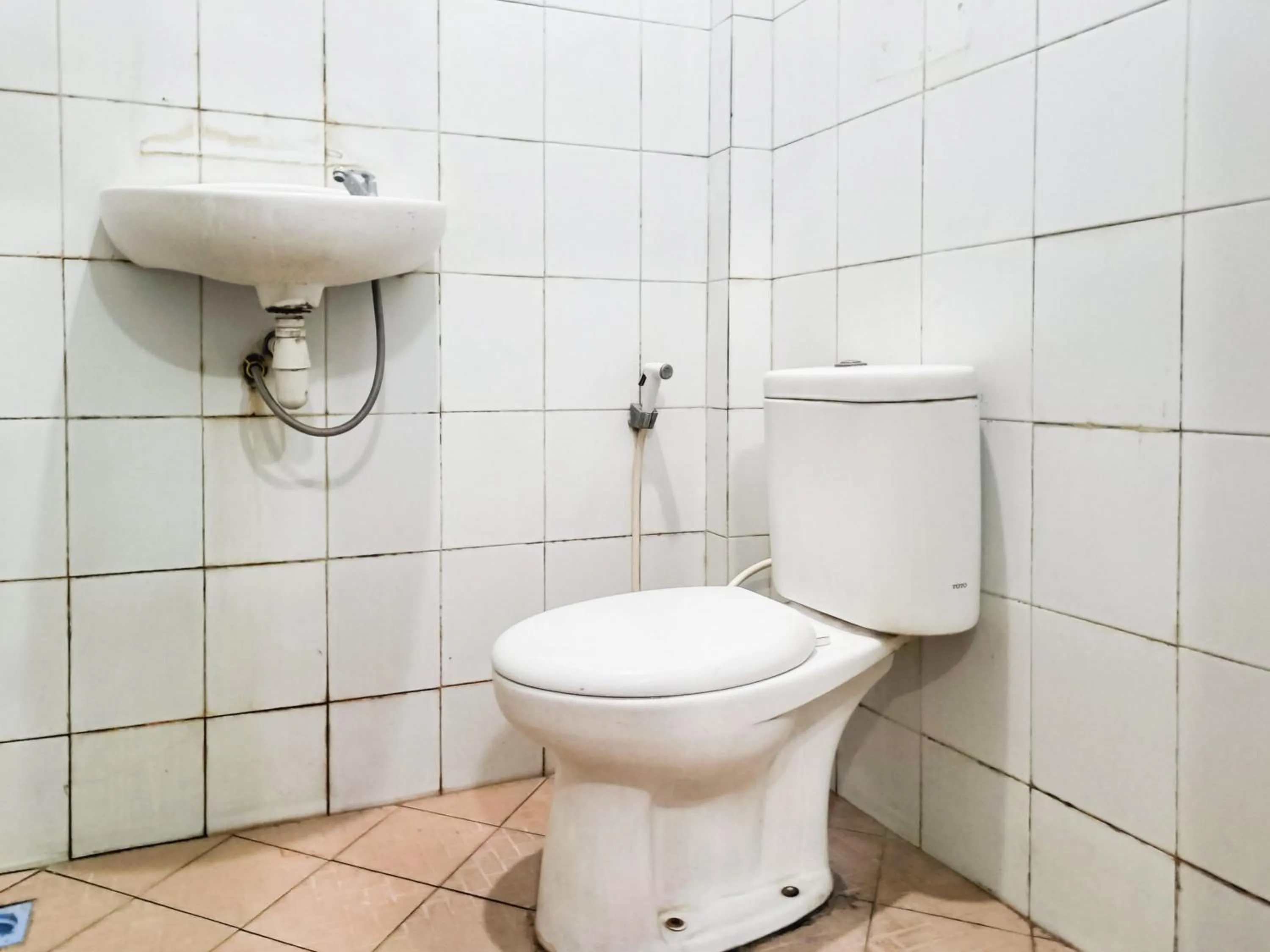 Bathroom in Hotel Prisma Mitra RedDoorz