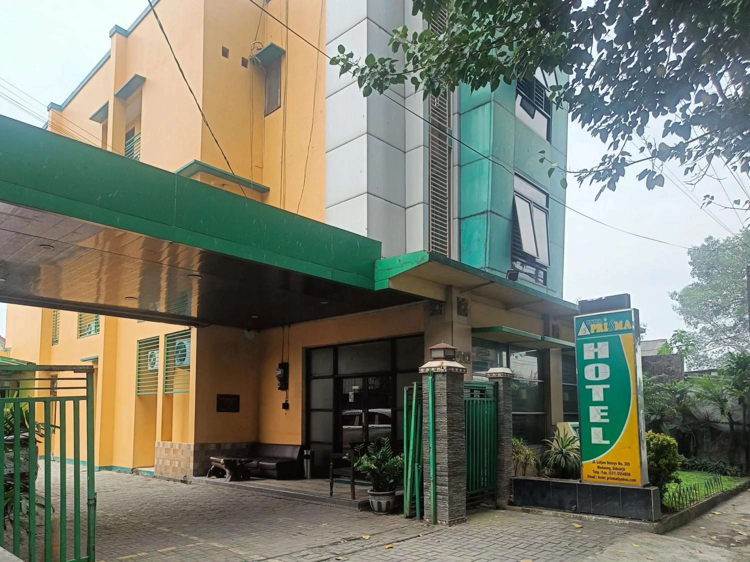 Facade/entrance in Hotel Prisma Mitra RedDoorz