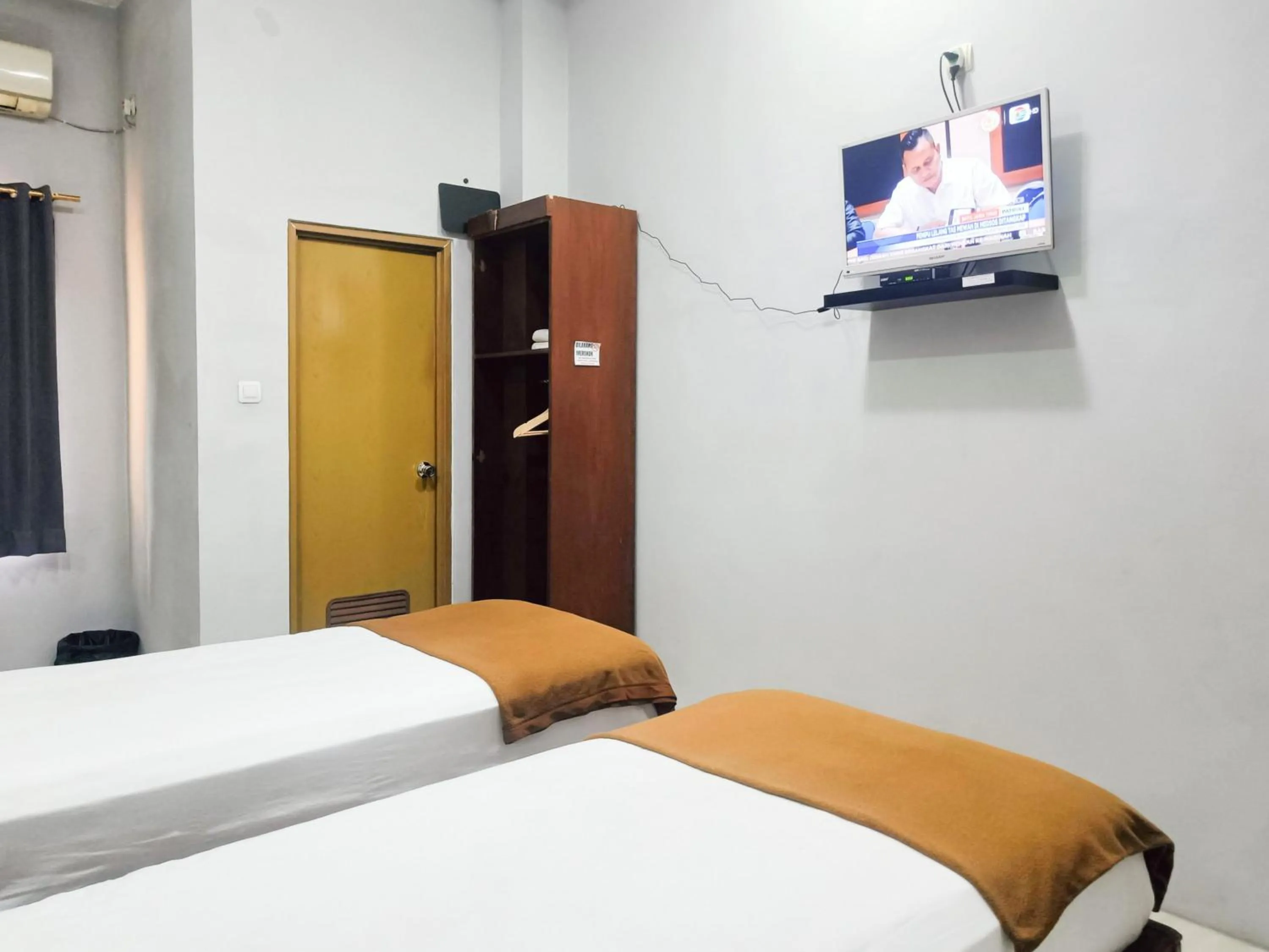 Bedroom, Bed in Hotel Prisma Mitra RedDoorz