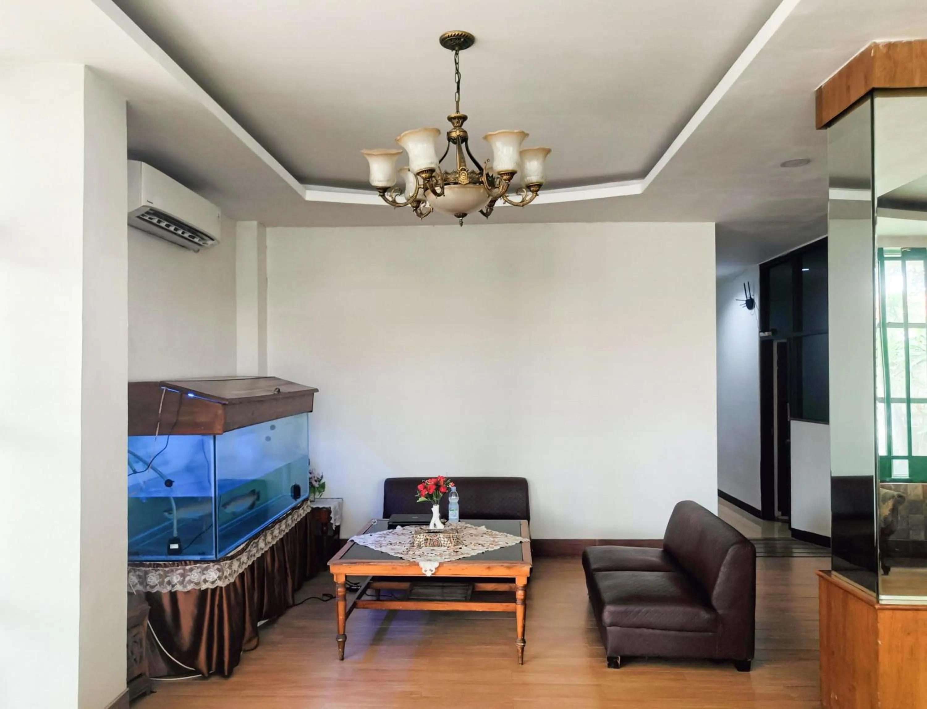 Seating area in Hotel Prisma Mitra RedDoorz