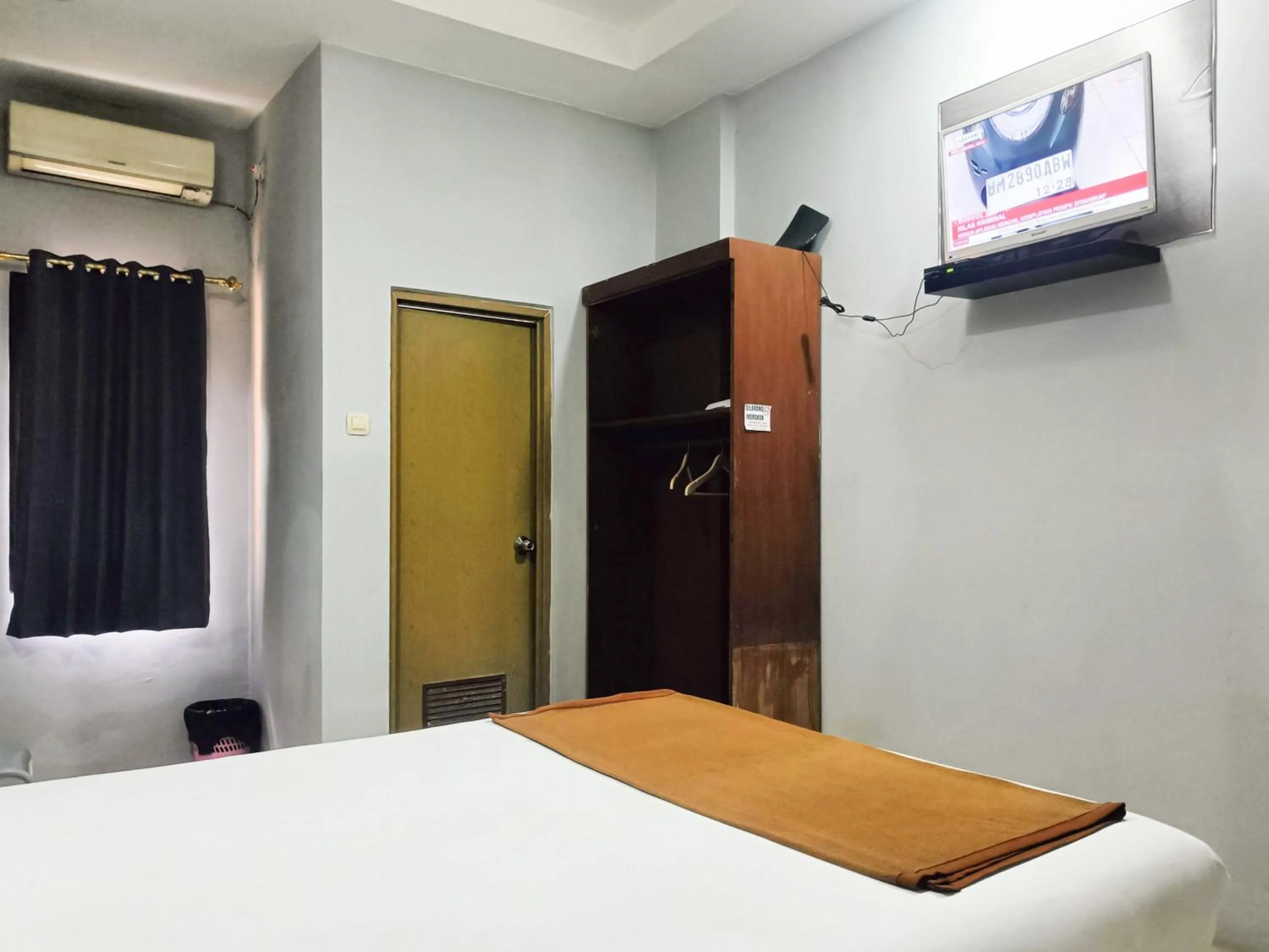 Bedroom, Bed in Hotel Prisma Mitra RedDoorz