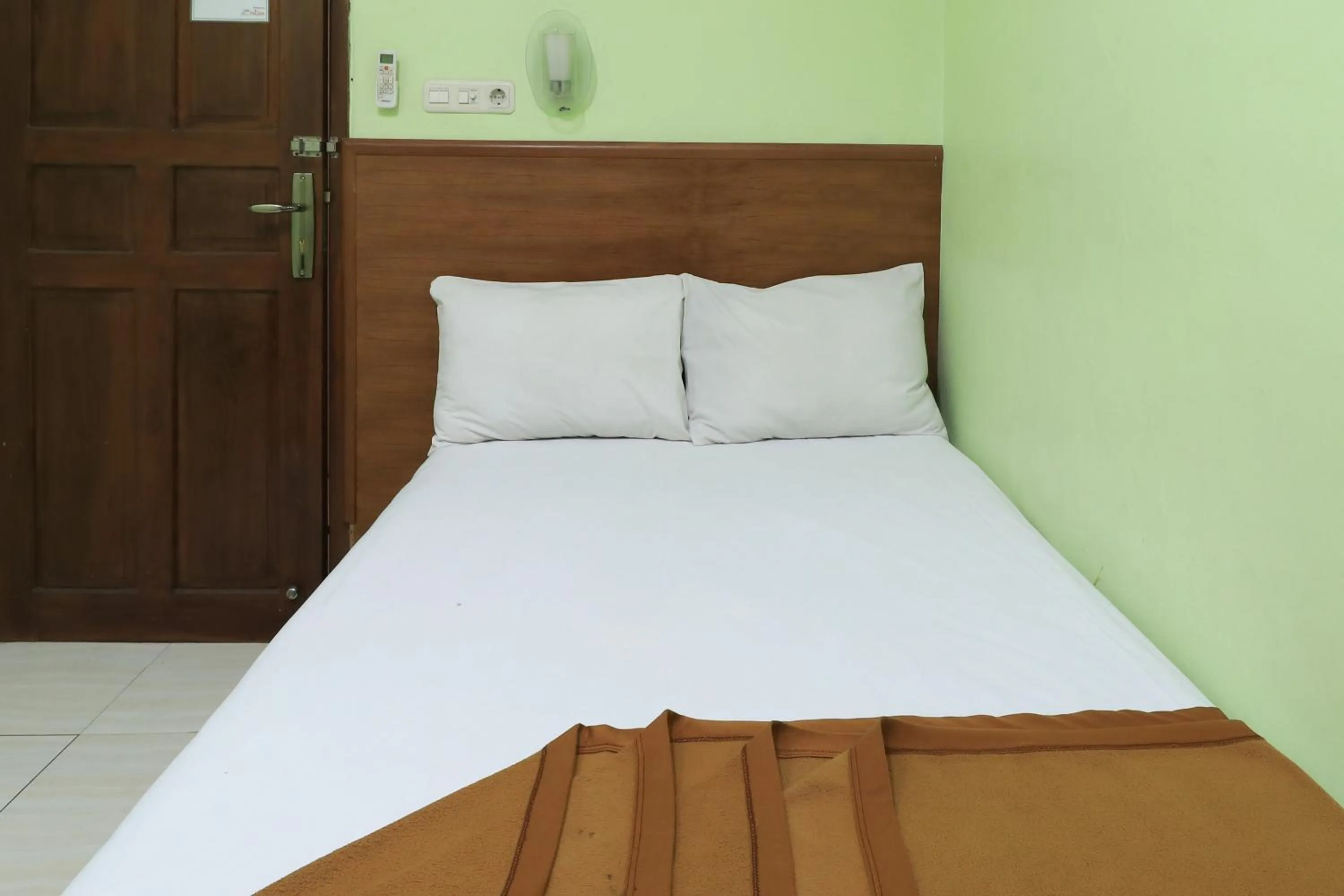 Standard Single Room in Hotel Prisma Mitra RedDoorz