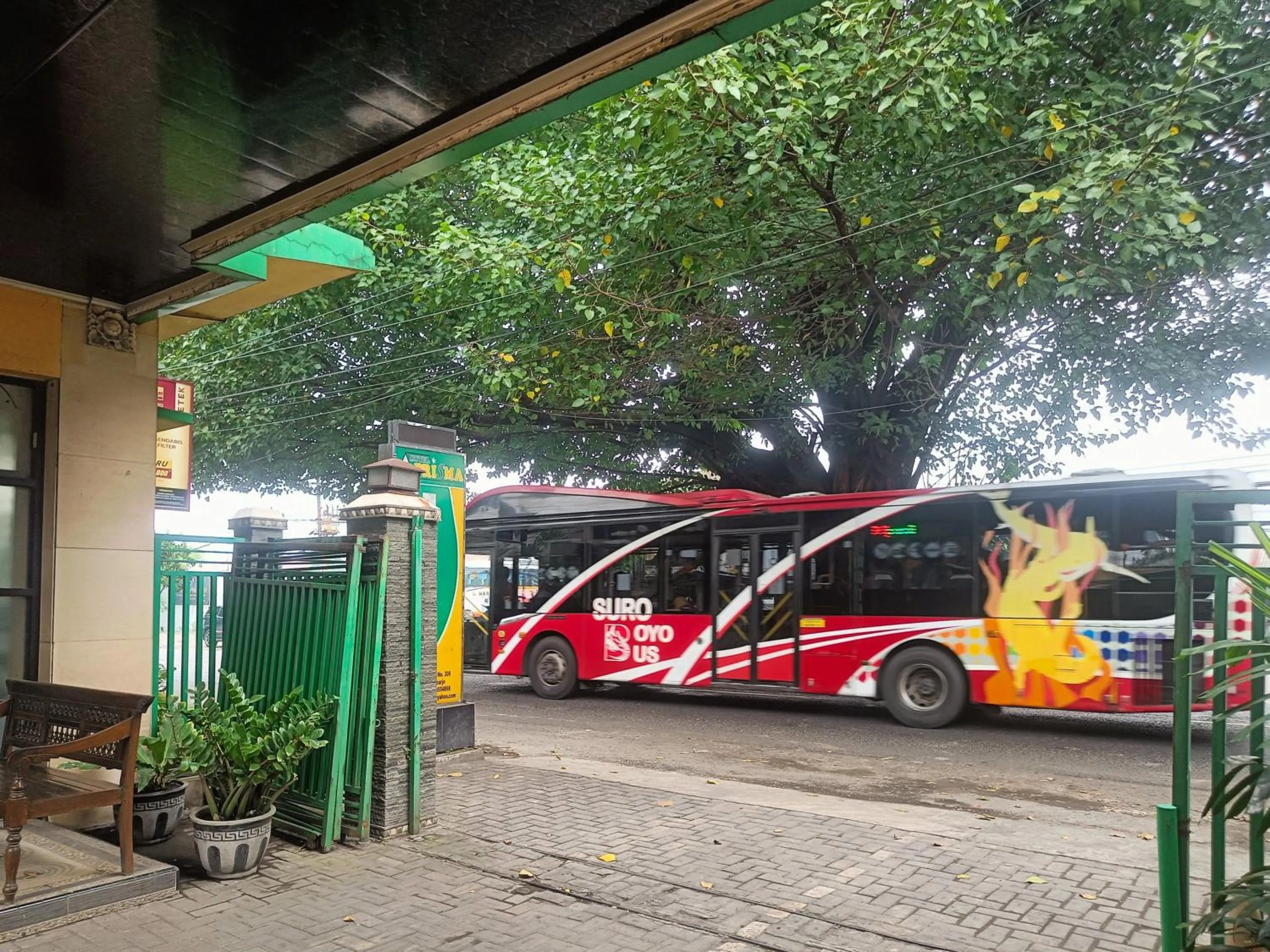 Facade/entrance in Hotel Prisma Mitra RedDoorz