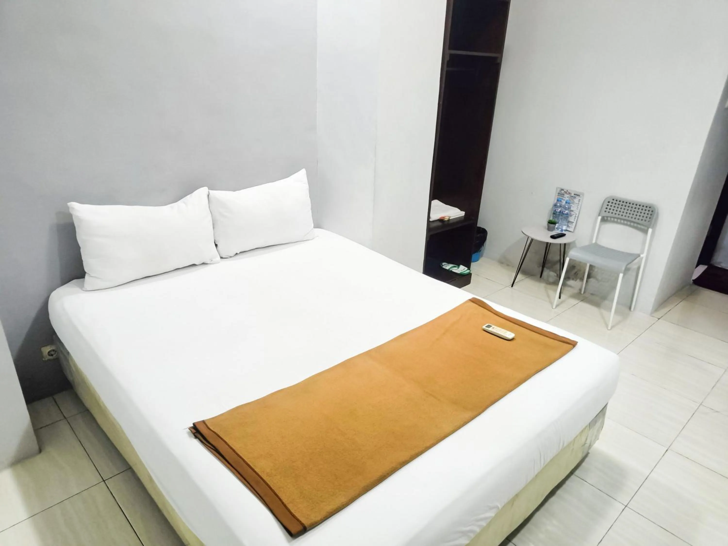 Bedroom, Bed in Hotel Prisma Mitra RedDoorz