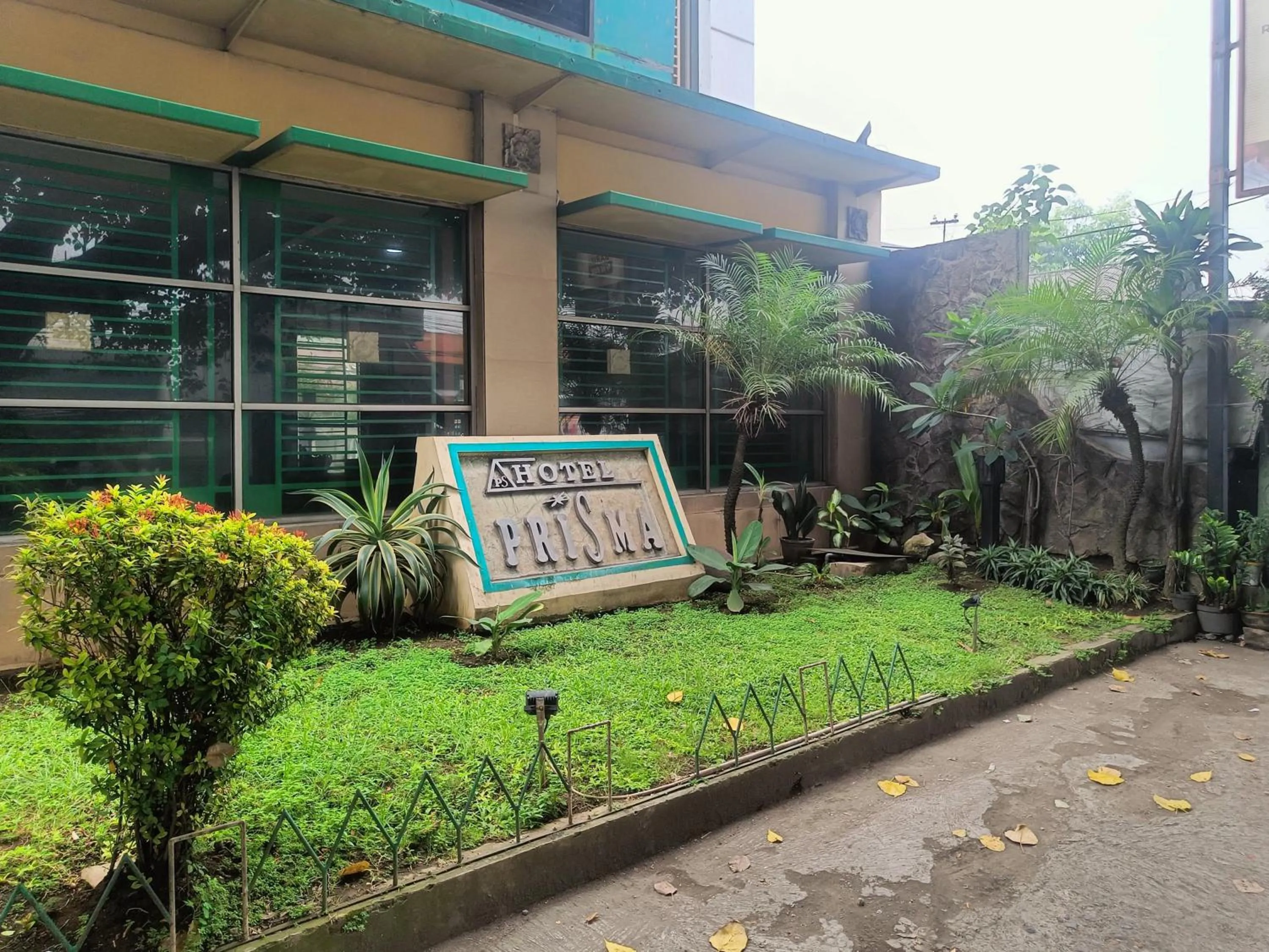 Property building in Hotel Prisma Mitra RedDoorz