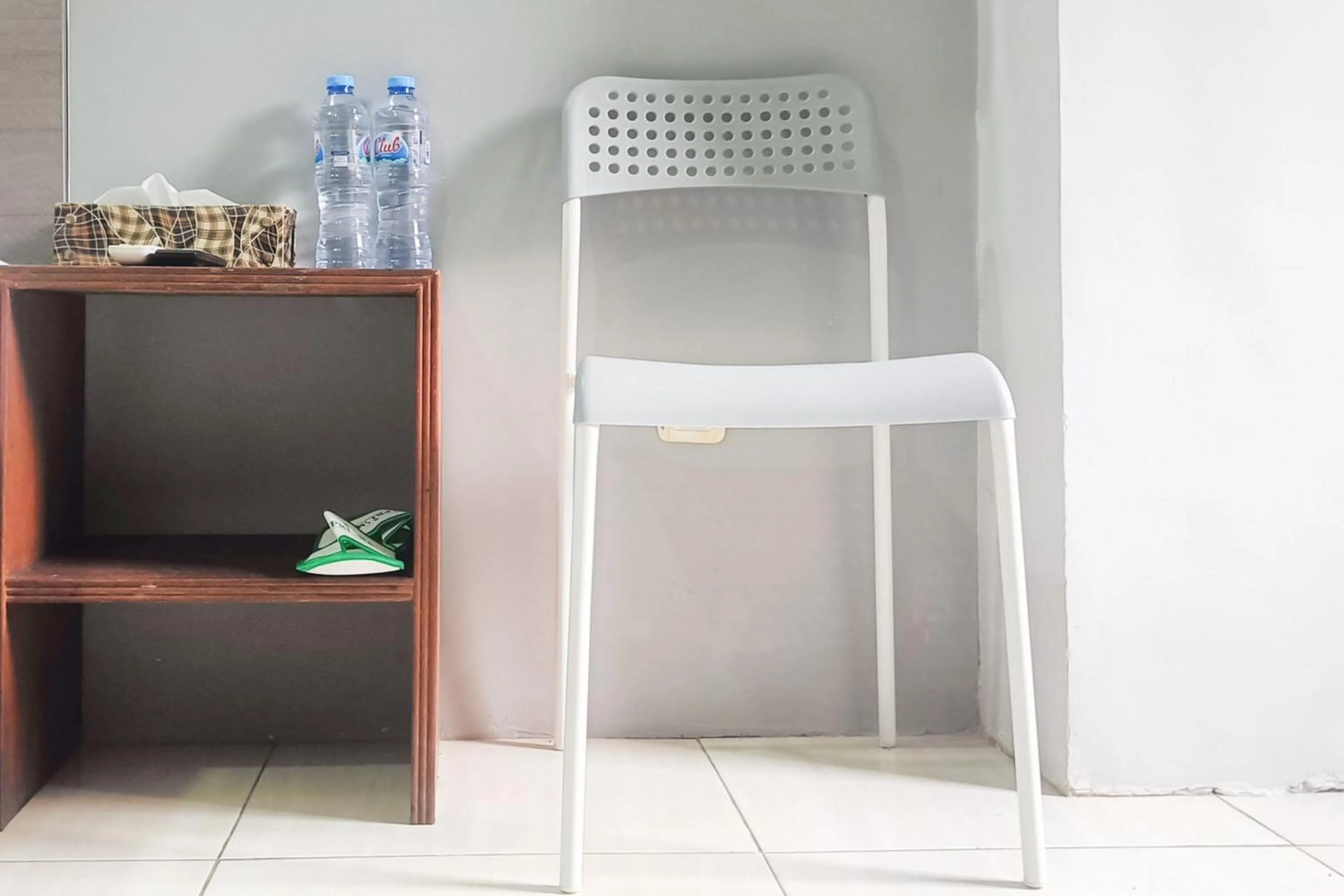 Seating area in Hotel Prisma Mitra RedDoorz