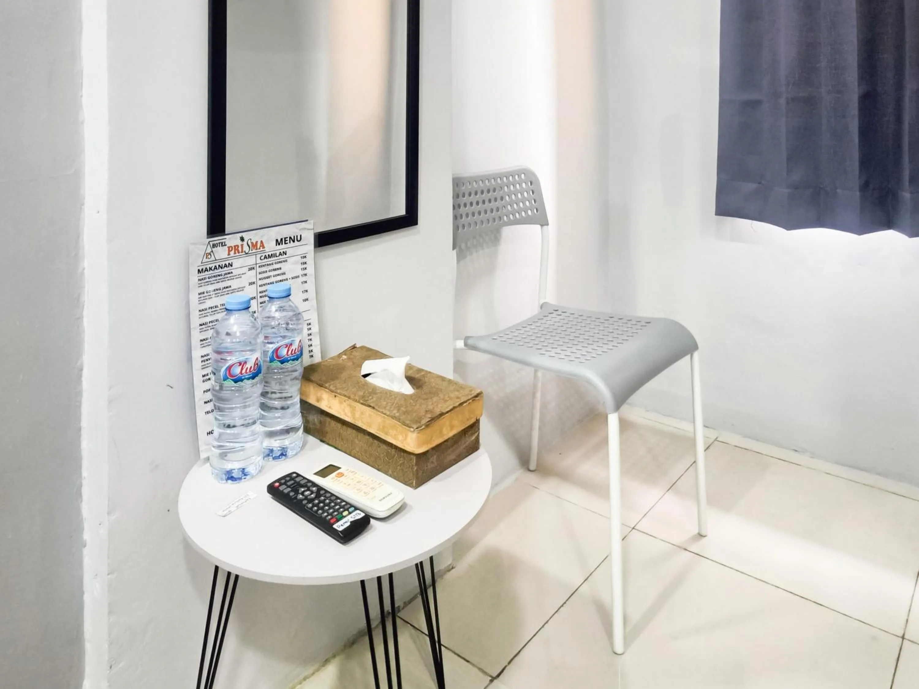 Seating area in Hotel Prisma Mitra RedDoorz