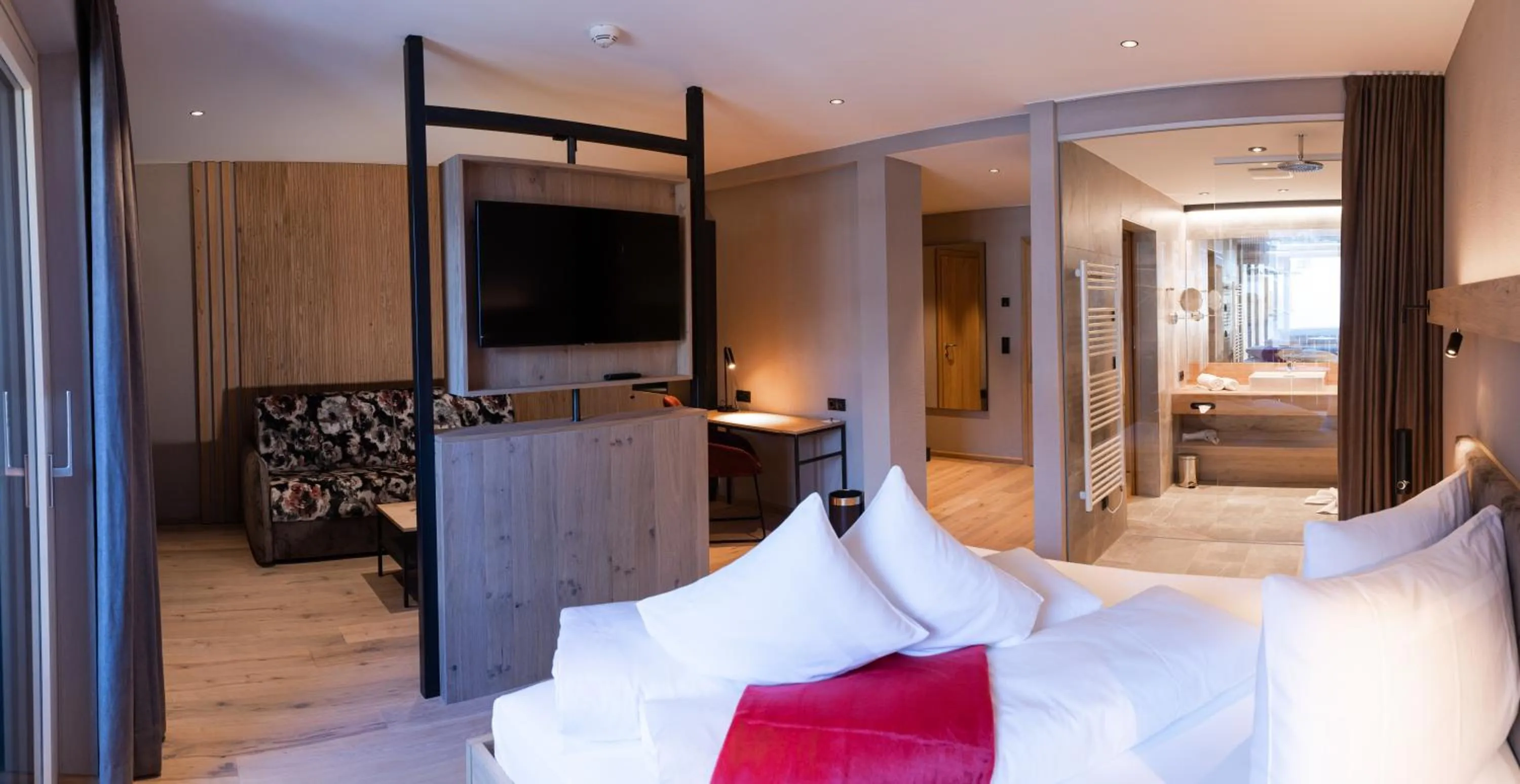 Photo of the whole room, Bed in Hotel Post