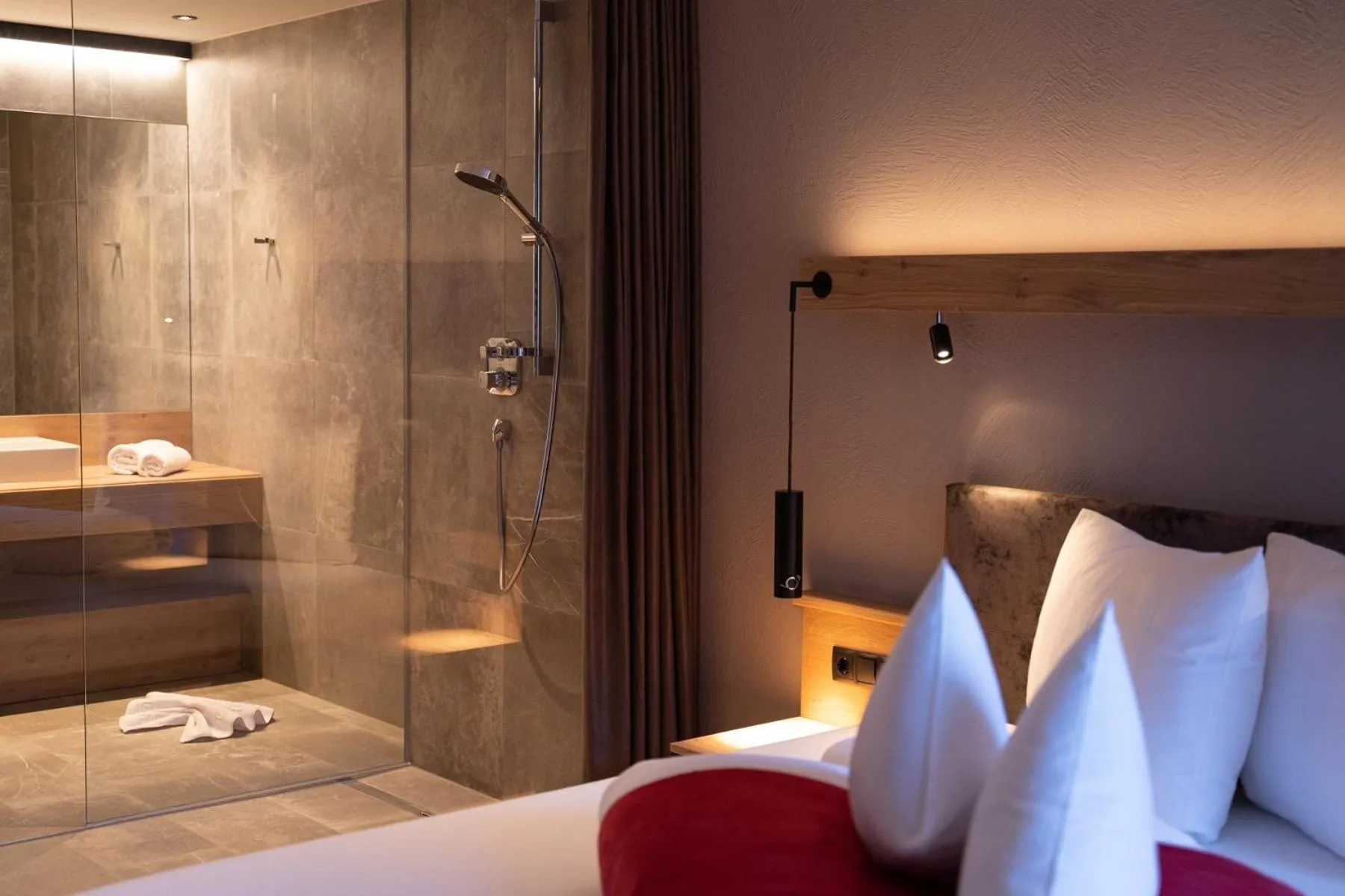 Photo of the whole room, Bed in Hotel Post