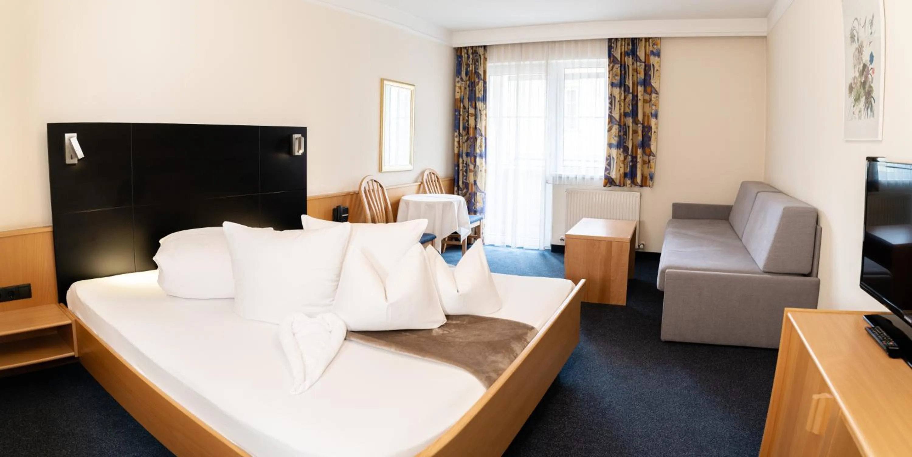 Photo of the whole room, Bed in Hotel Post