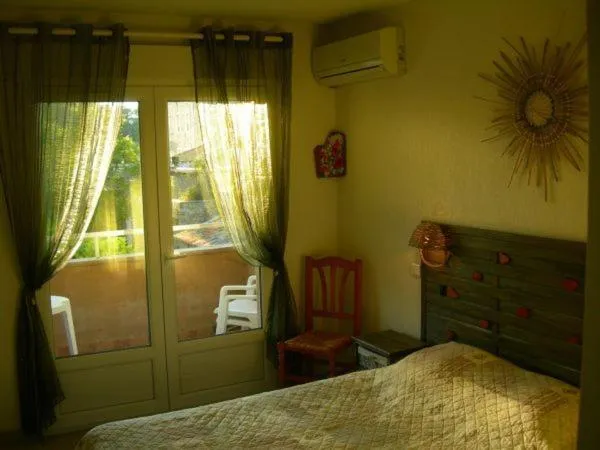 Bedroom, Bed in Hôtel de la Madeleine Anduze
