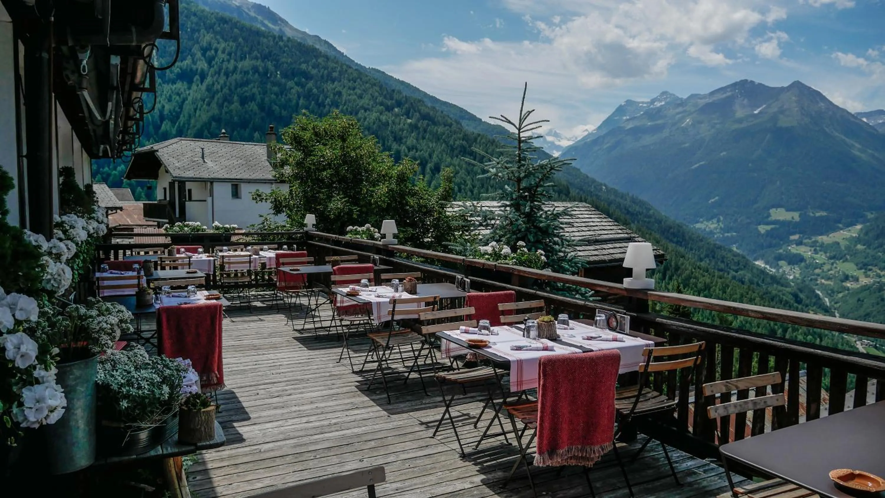 Restaurant/places to eat in Hôtel Le Grand Chalet Favre