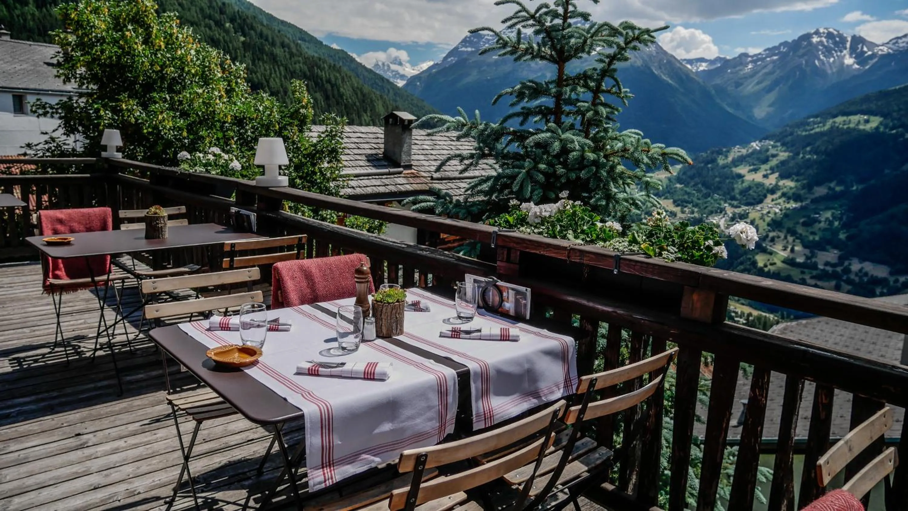 Restaurant/places to eat in Hôtel Le Grand Chalet Favre