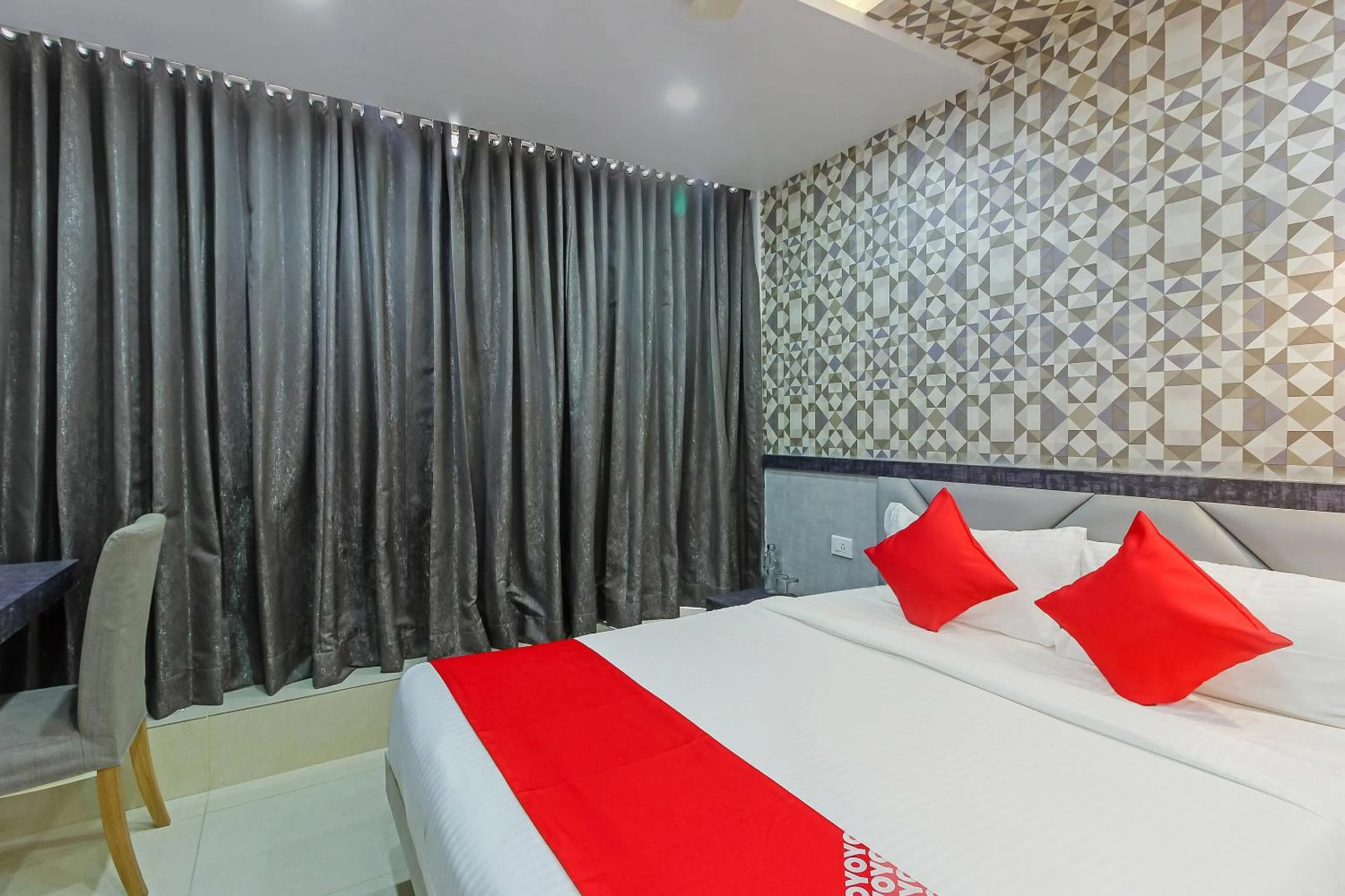 Facade/entrance, Bed in Super Capital O Hoysala Inn