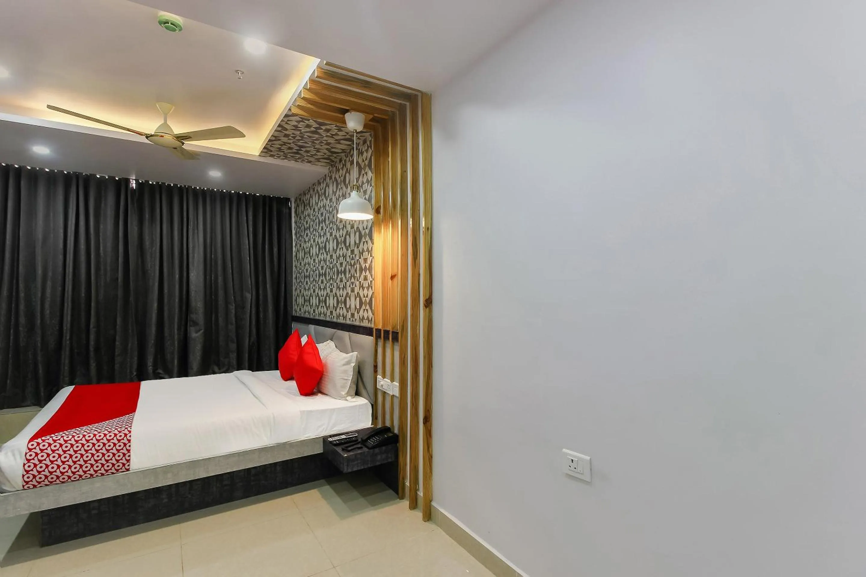 Lobby or reception, Bed in Super Capital O Hoysala Inn