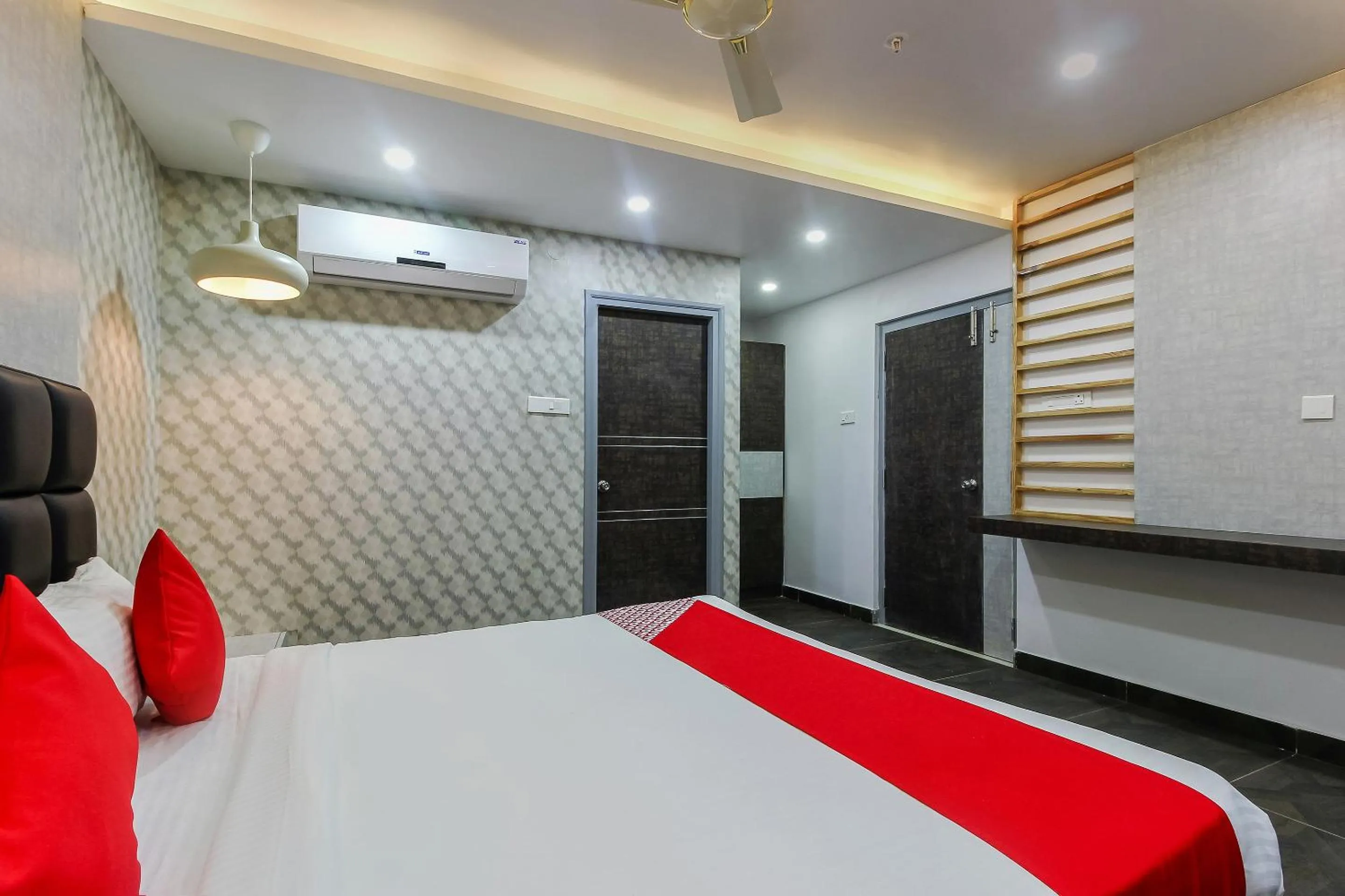 Bedroom, Bed in Super Capital O Hoysala Inn