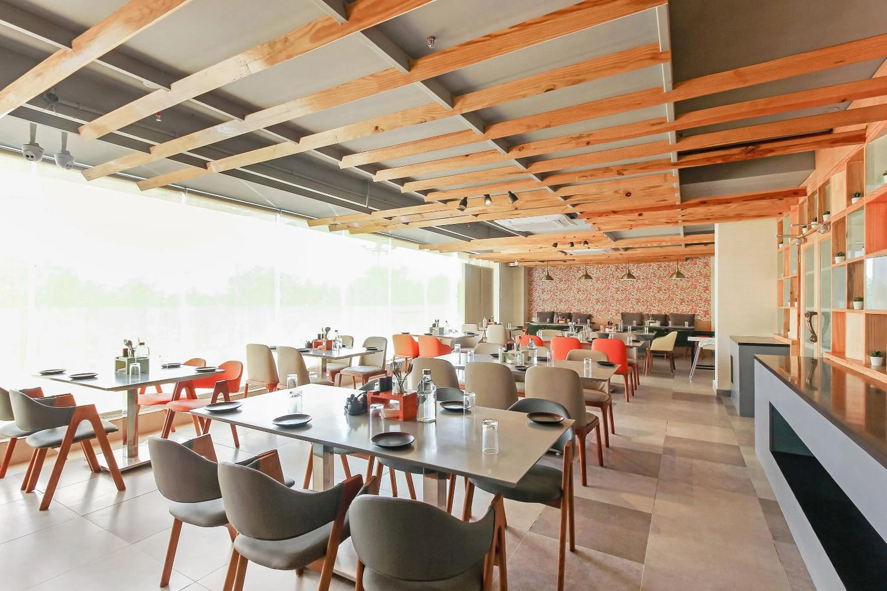 Restaurant/places to eat in Super Capital O Hoysala Inn