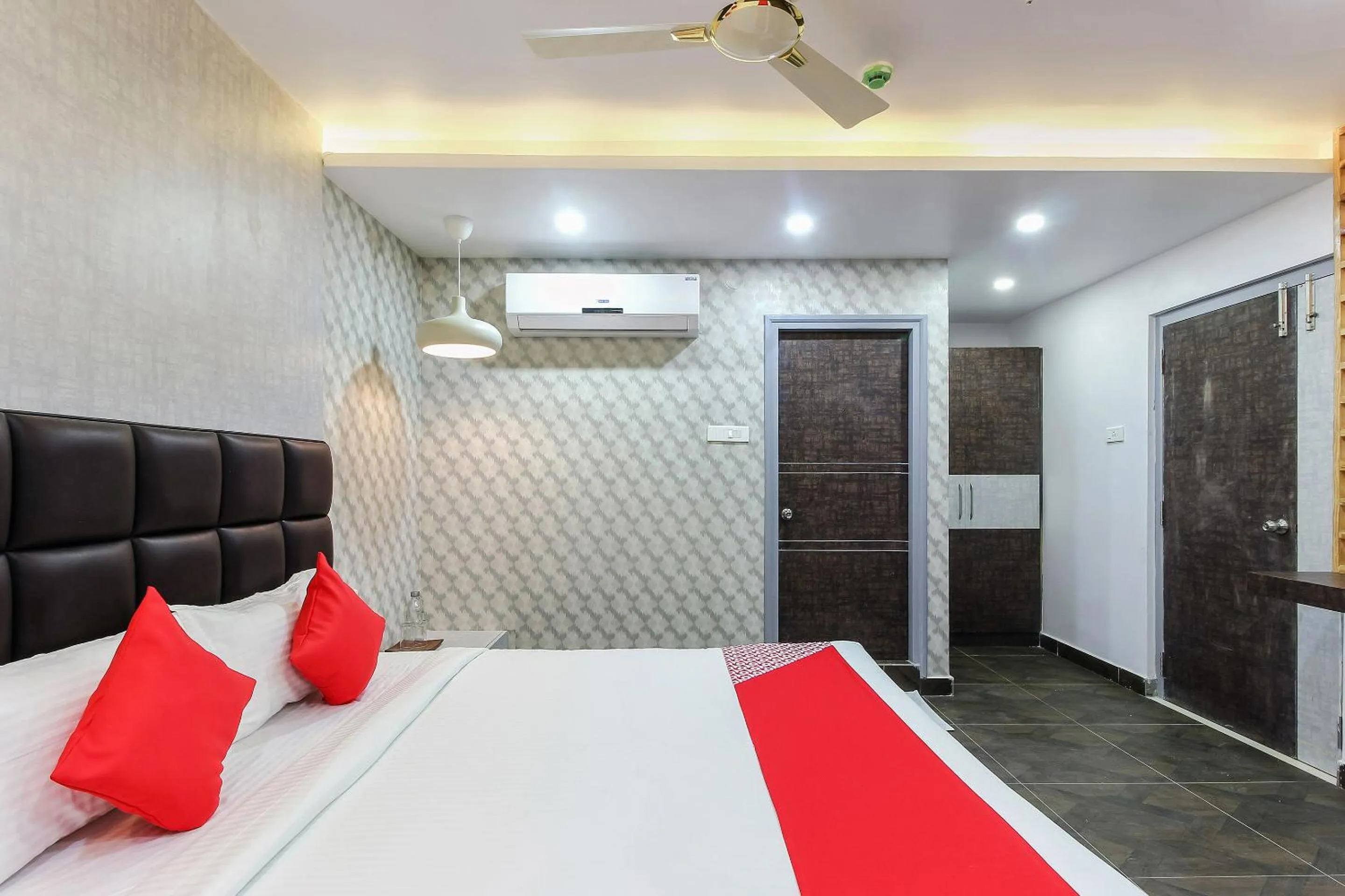 Bedroom, Bed in Super Capital O Hoysala Inn