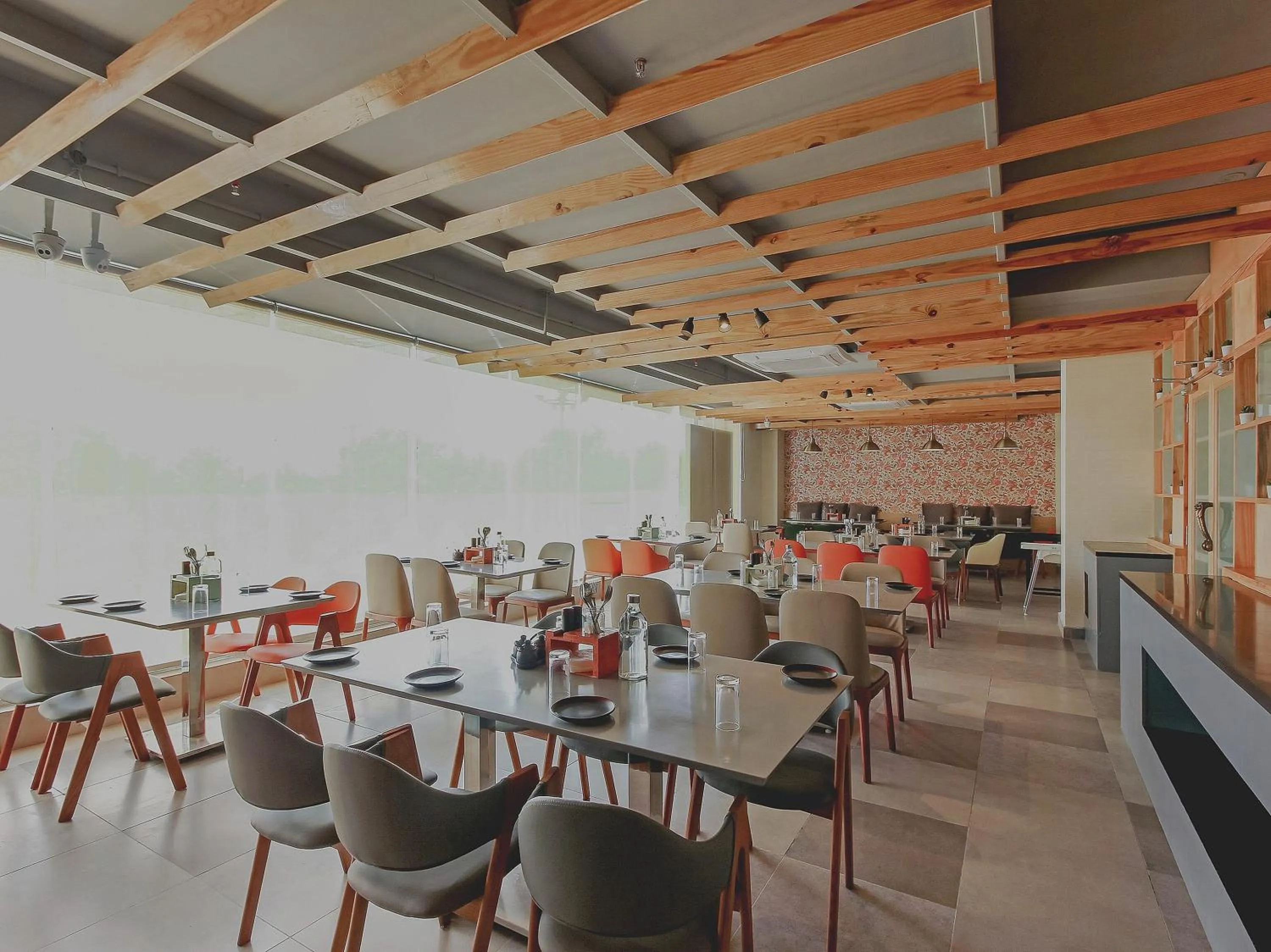 Restaurant/places to eat in Super Capital O Hoysala Inn