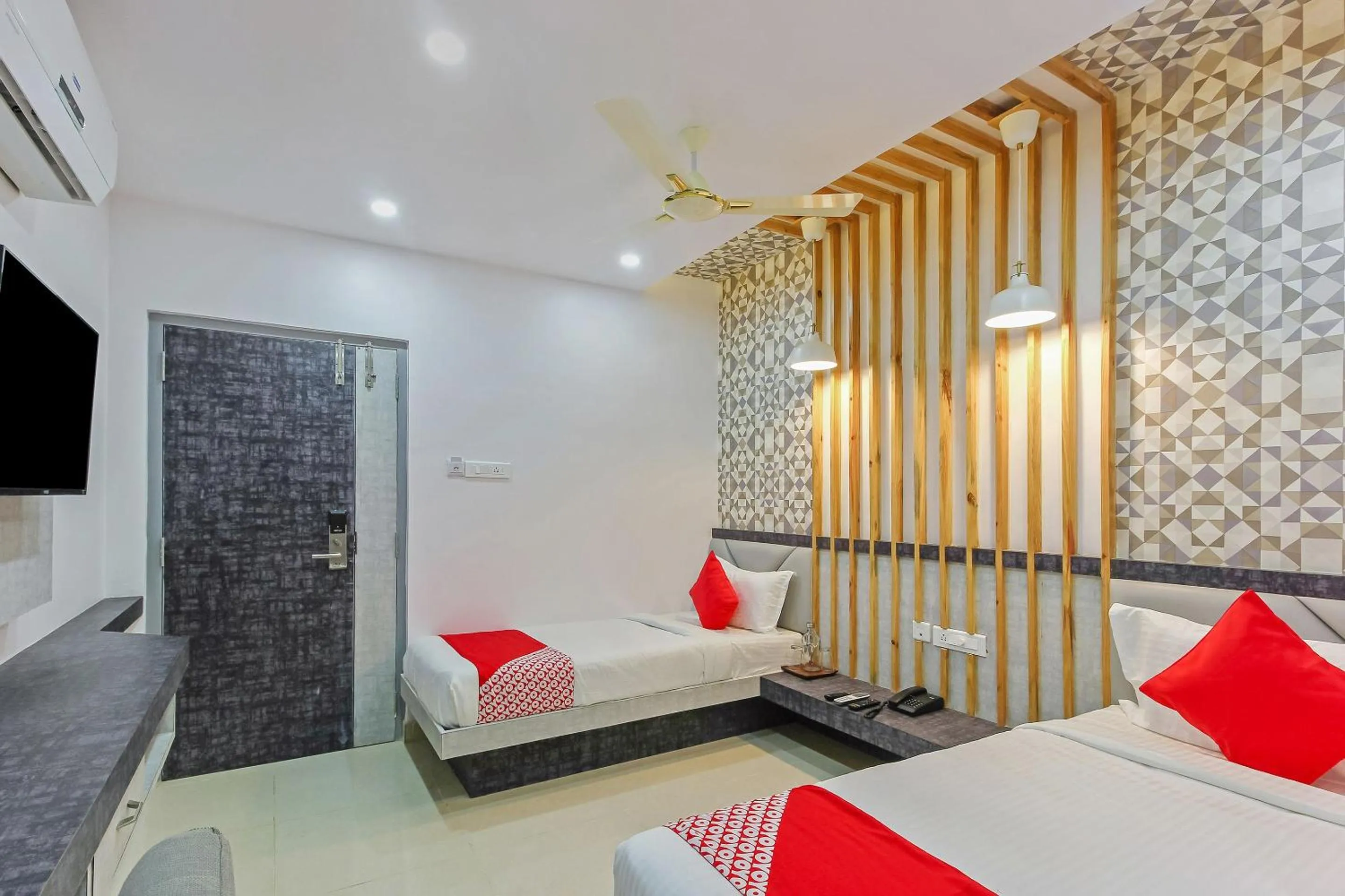 Bedroom, Bed in Super Capital O Hoysala Inn