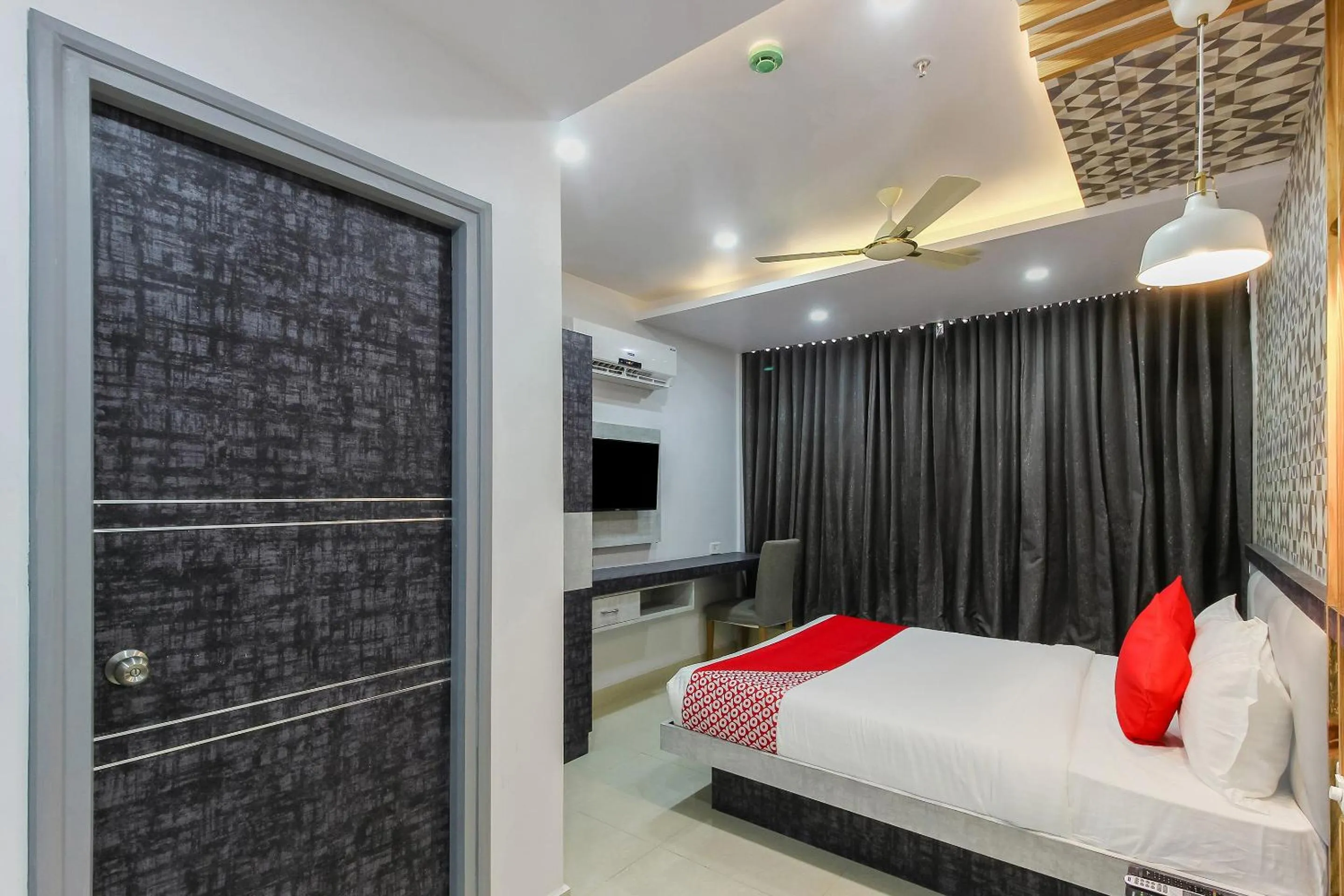 Facade/entrance, Bed in Super Capital O Hoysala Inn