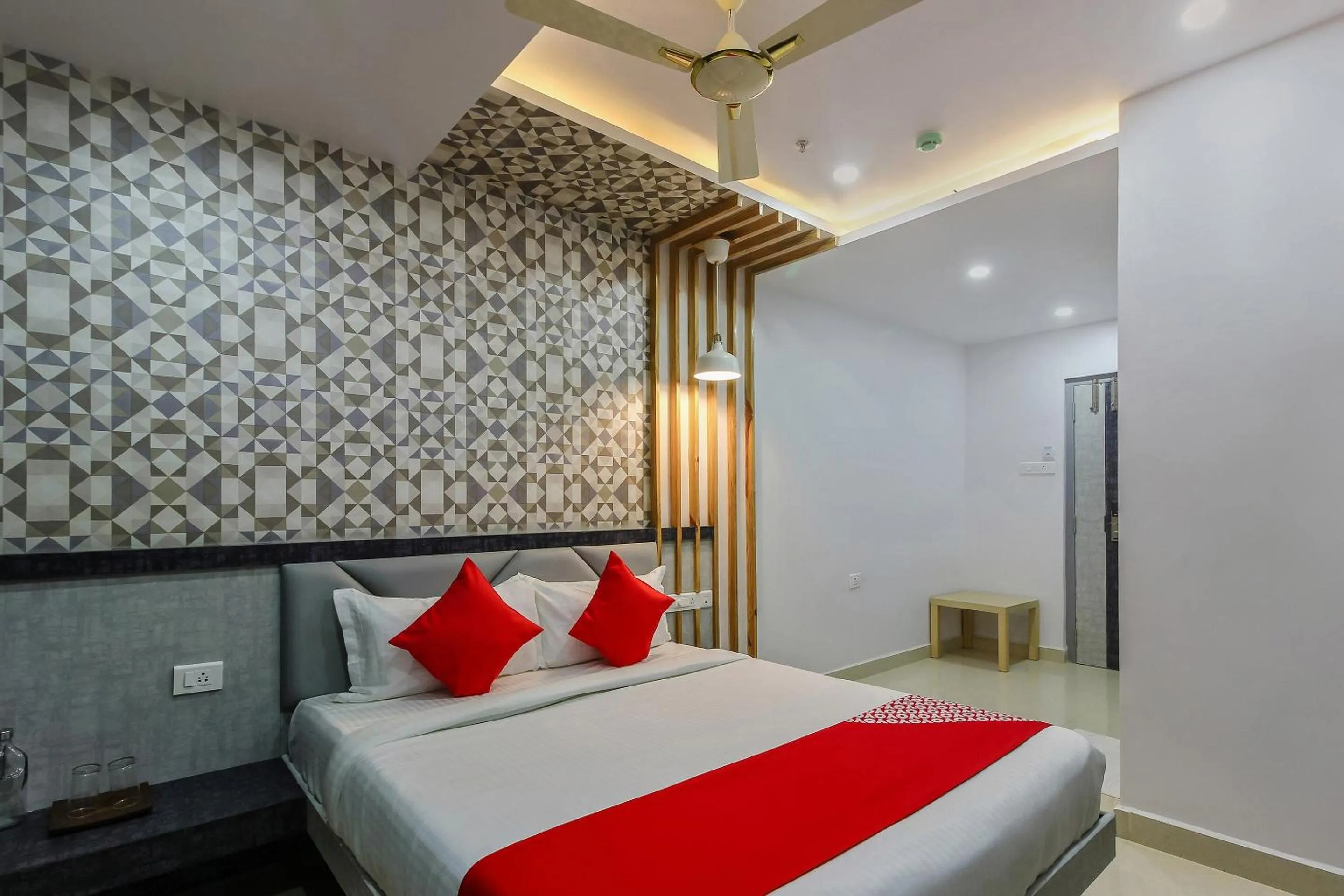 Facade/entrance, Bed in Super Capital O Hoysala Inn