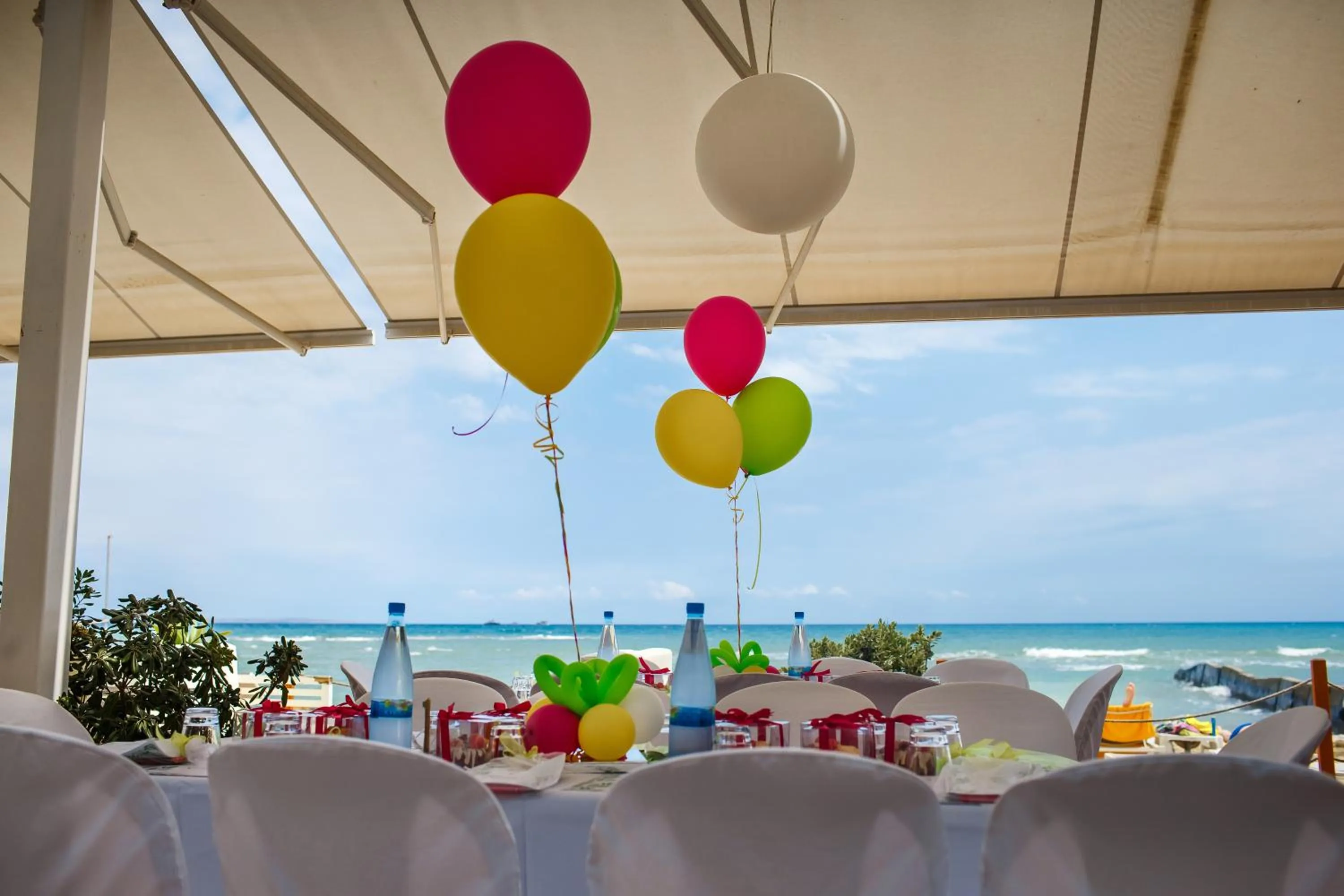 Restaurant/places to eat in Island Boutique Hotel