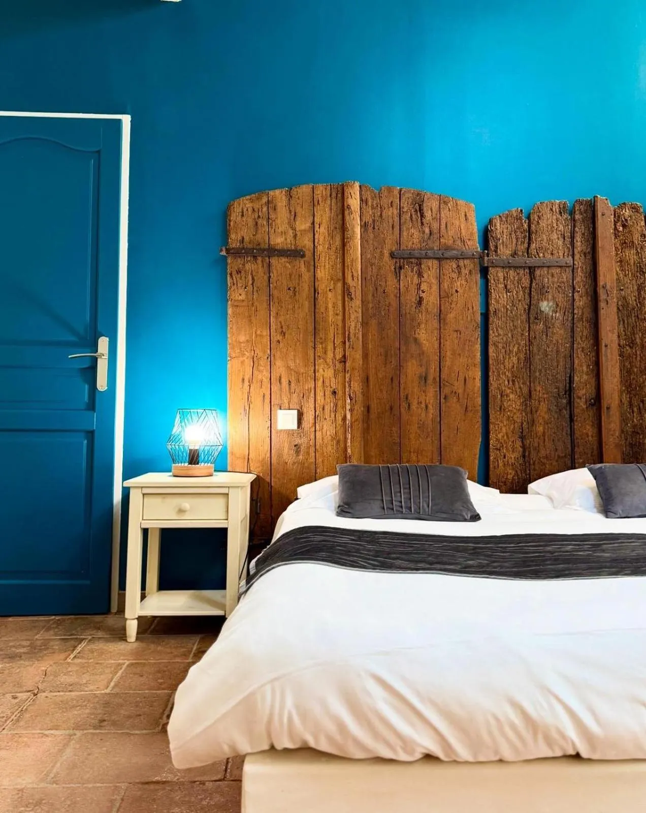 Property building, Bed in L'ALCOVE HOTEL RESTAURANT