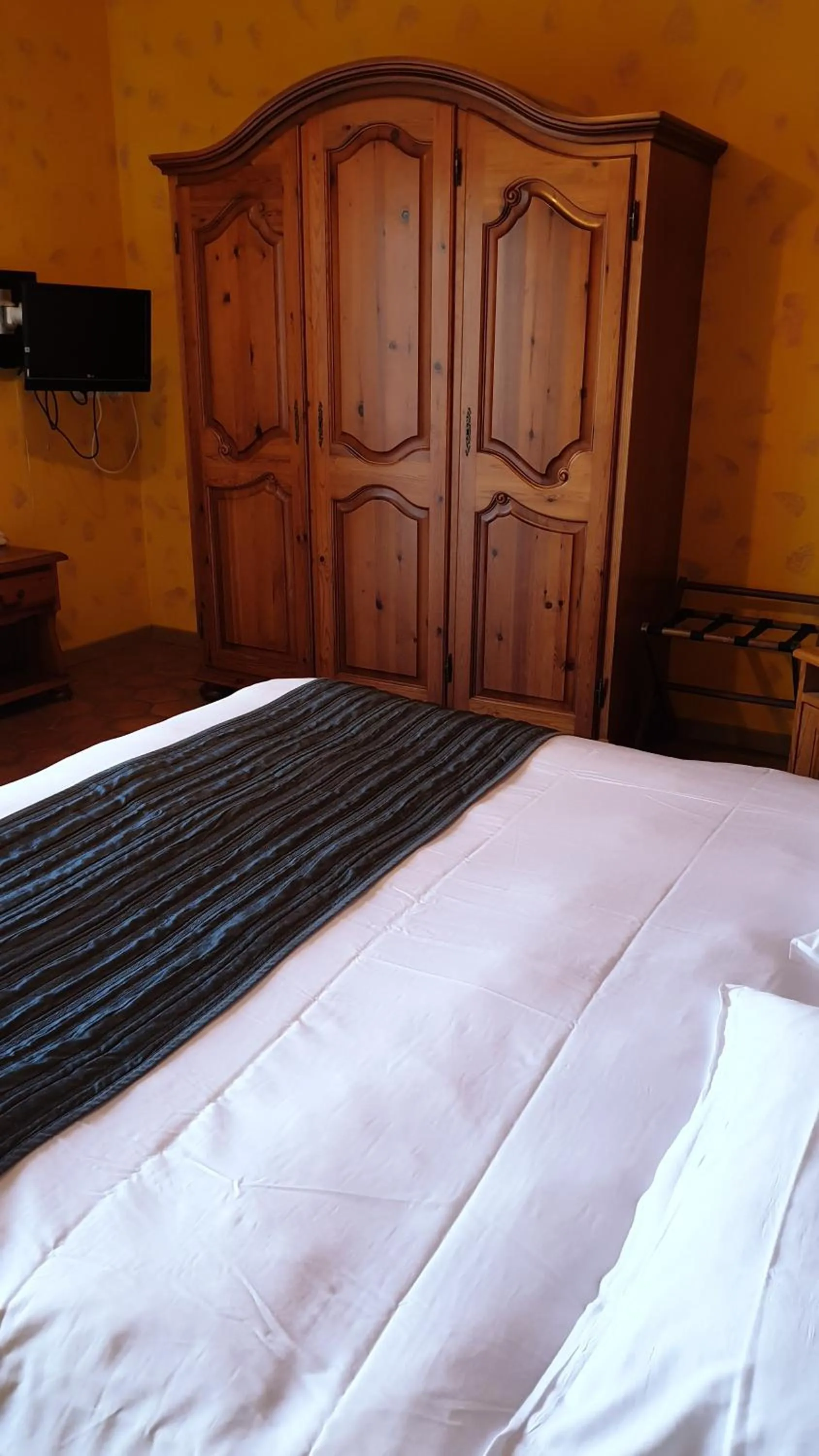 Bed in L'ALCOVE HOTEL RESTAURANT