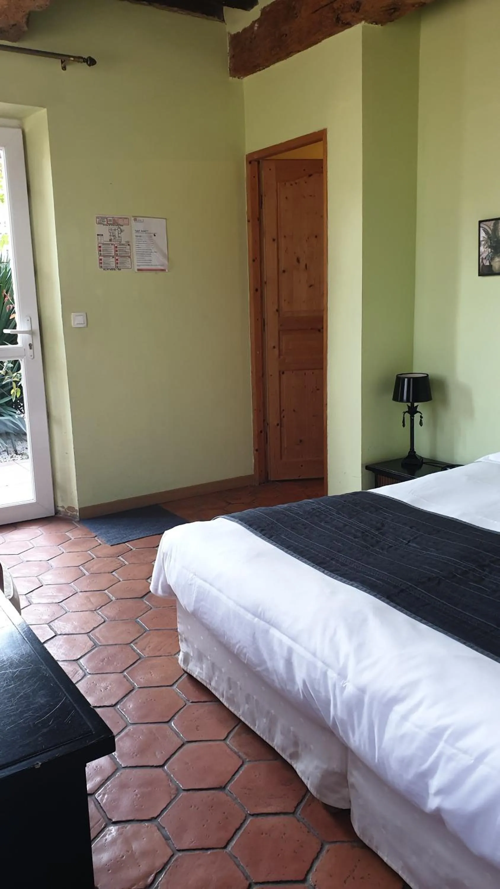 Bed in L'ALCOVE HOTEL RESTAURANT