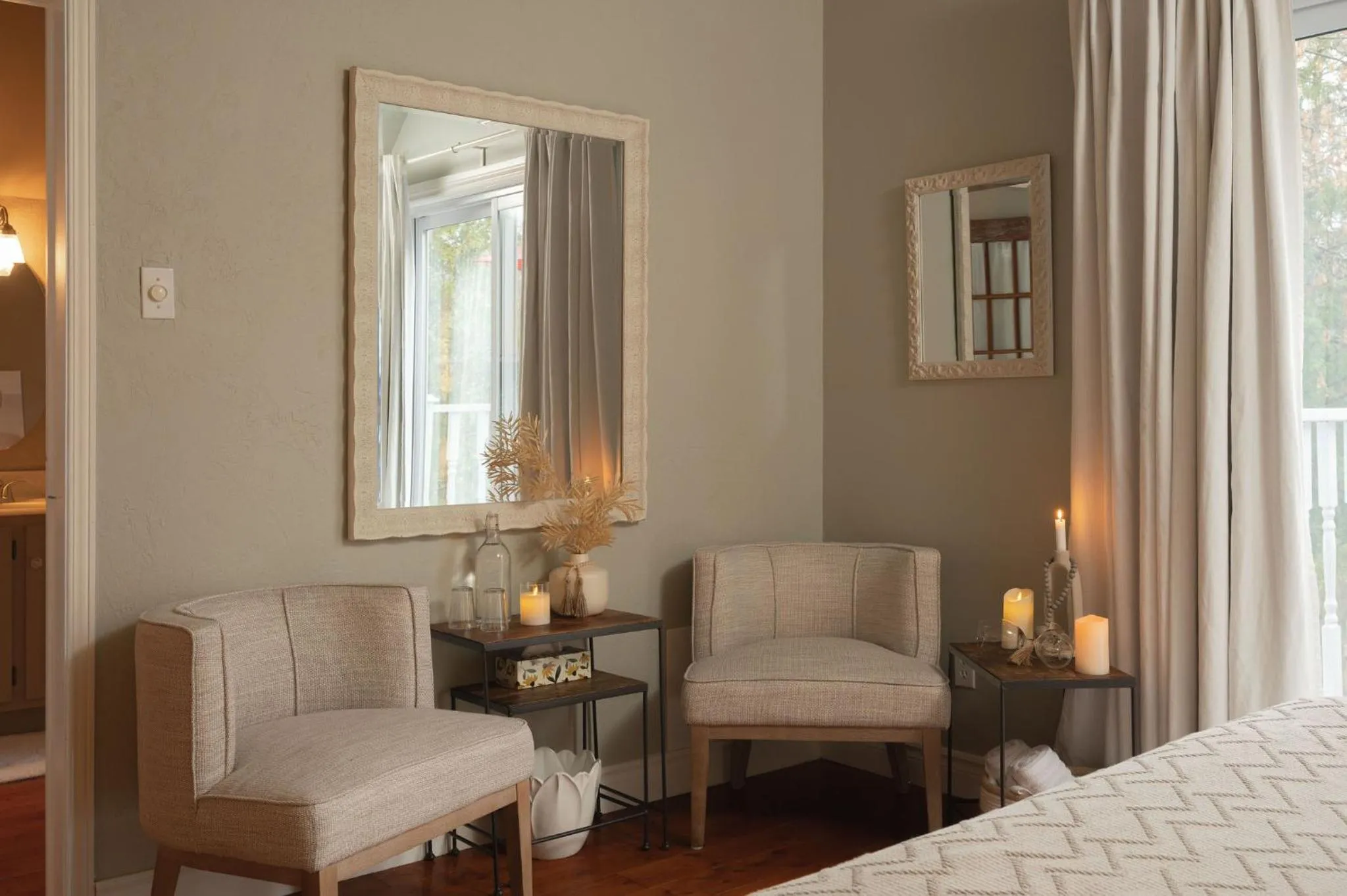 Seating area, Bed in Auberge Old Chelsea