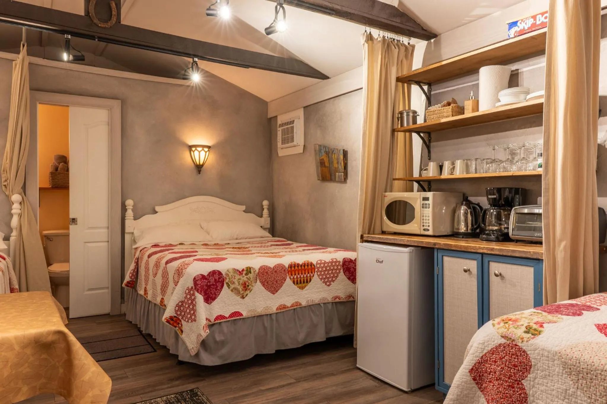 Photo of the whole room, Bed in Auberge Old Chelsea