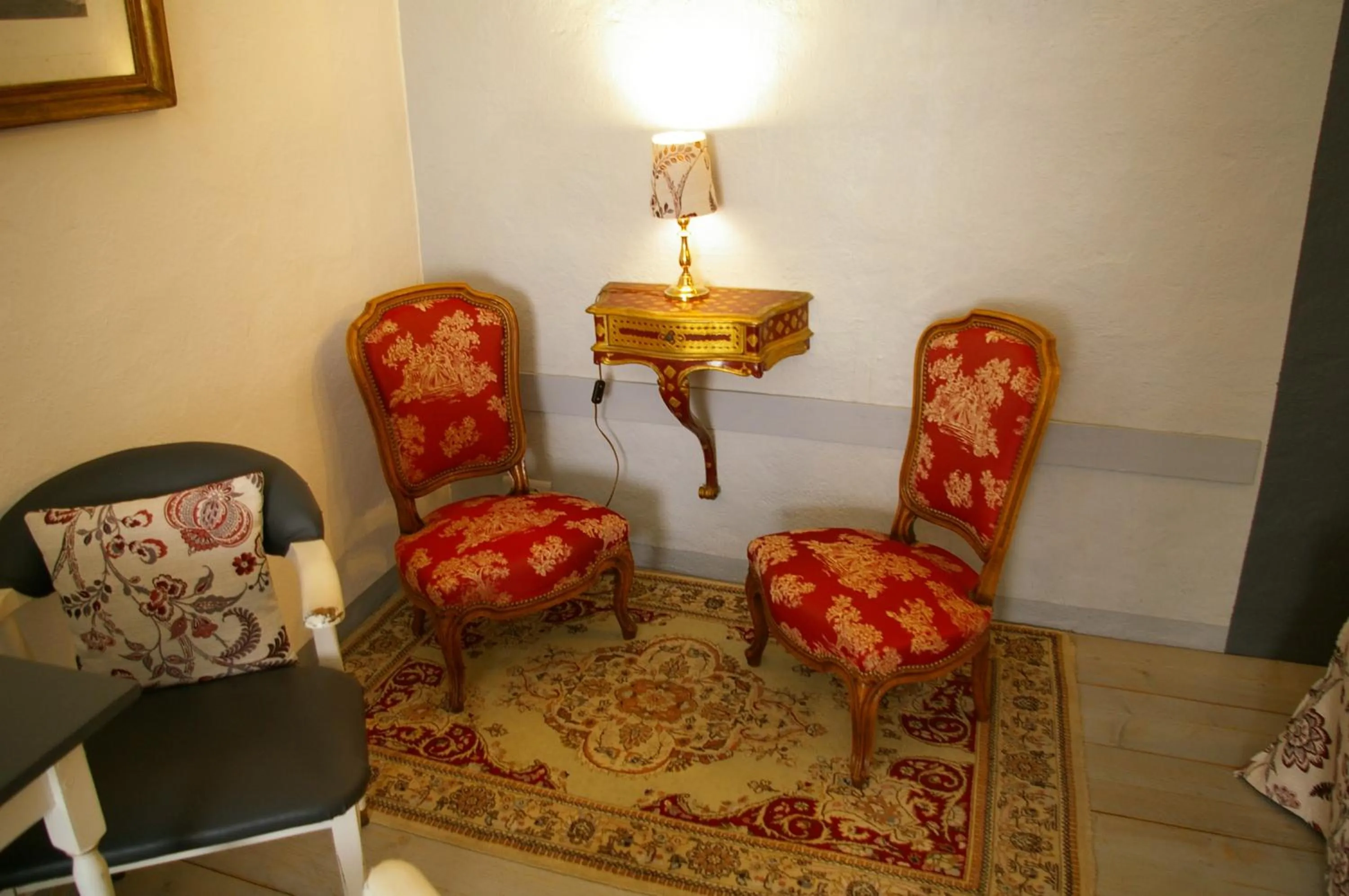 Seating area in La Source de Bury