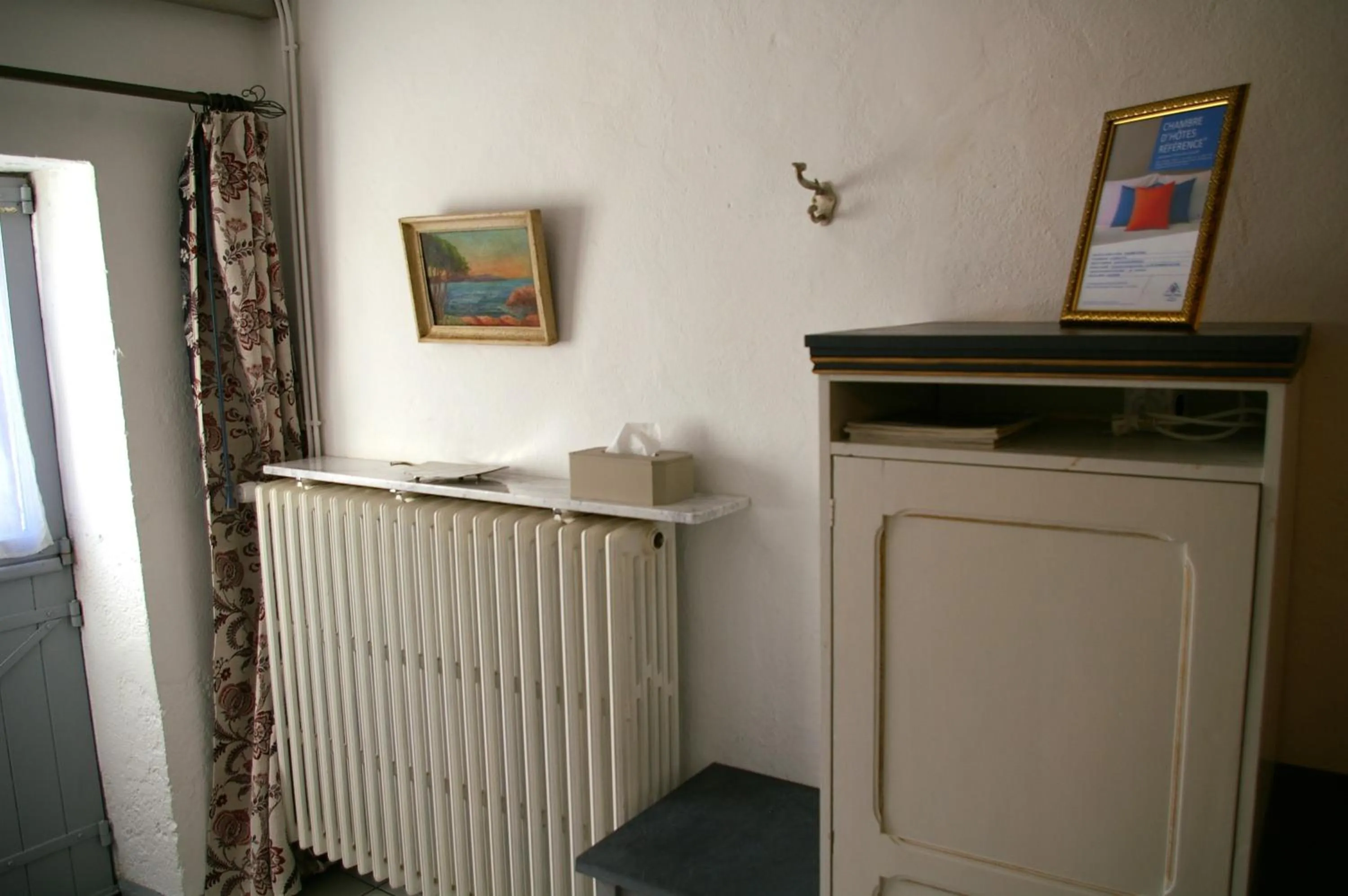 Photo of the whole room in La Source de Bury