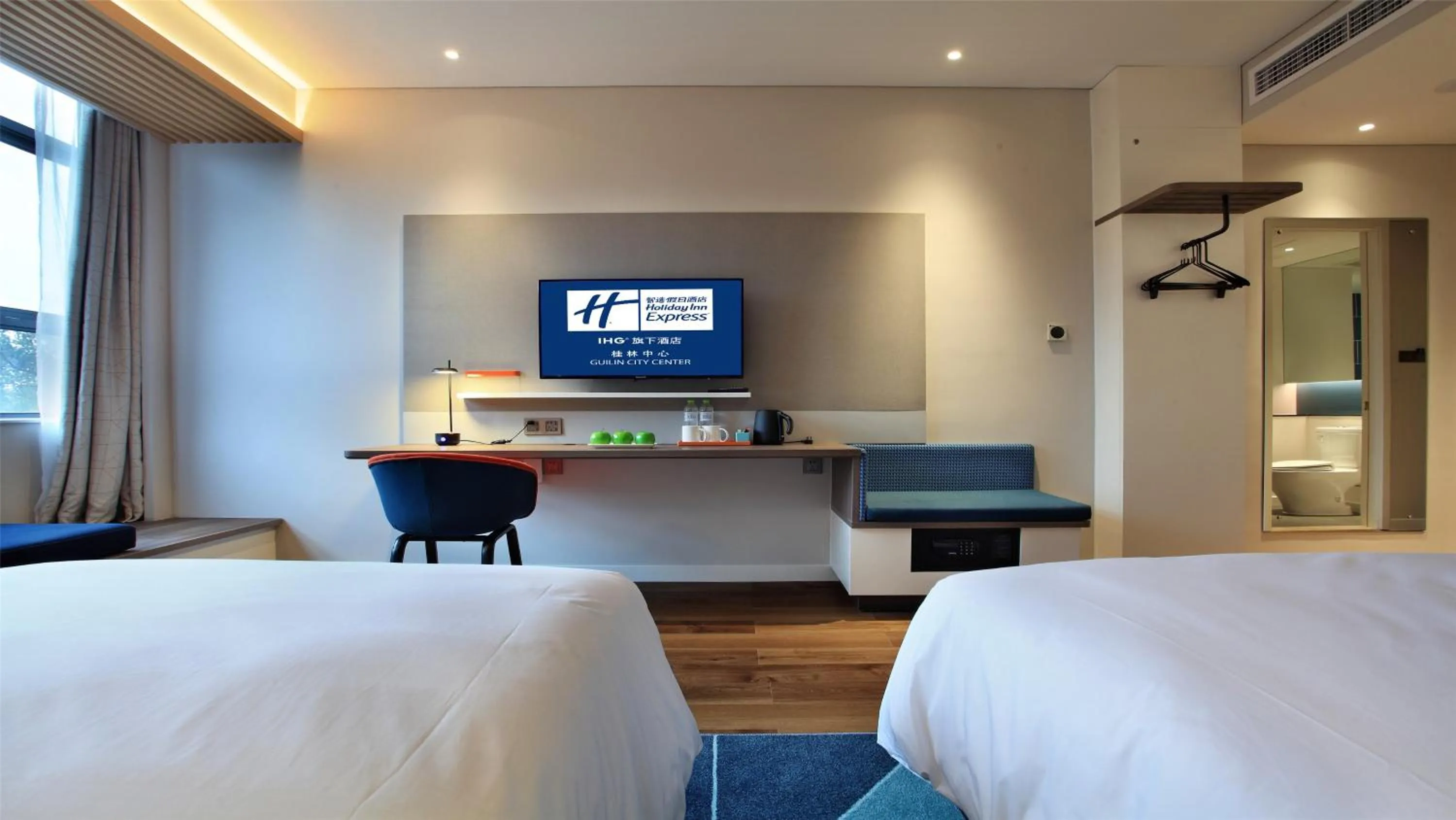 Photo of the whole room, Bed in Holiday Inn Express Guilin City Center by IHG