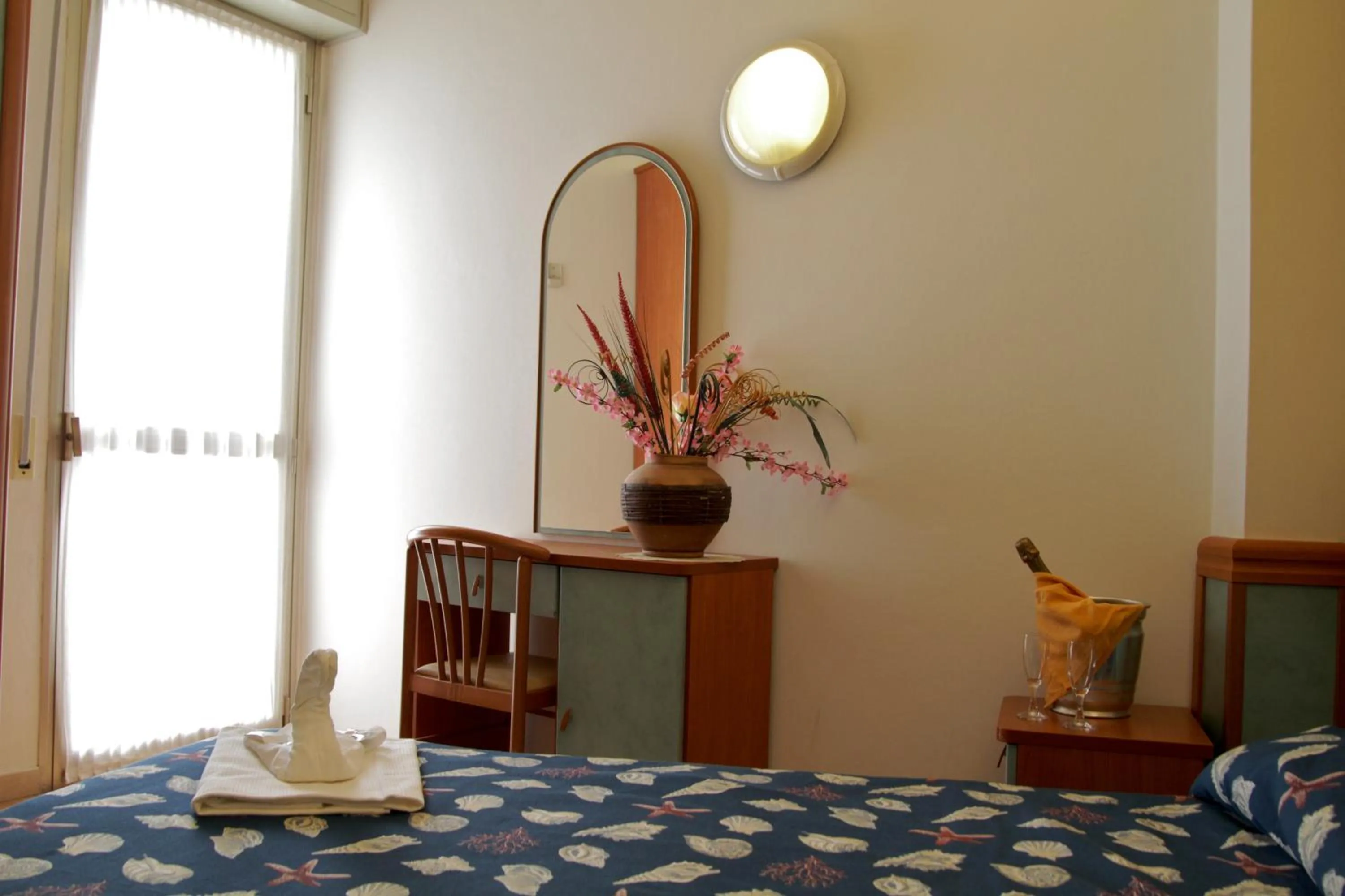 Photo of the whole room, Bed in Hotel Montmartre