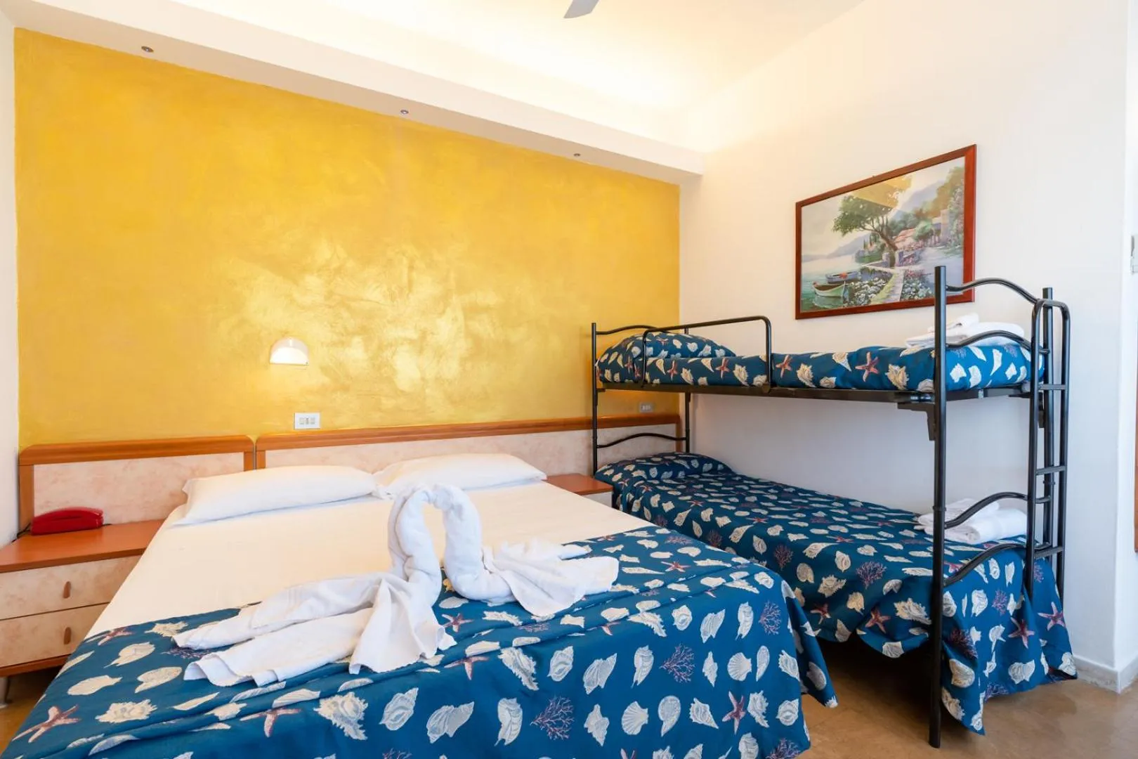 Bed in Hotel Montmartre