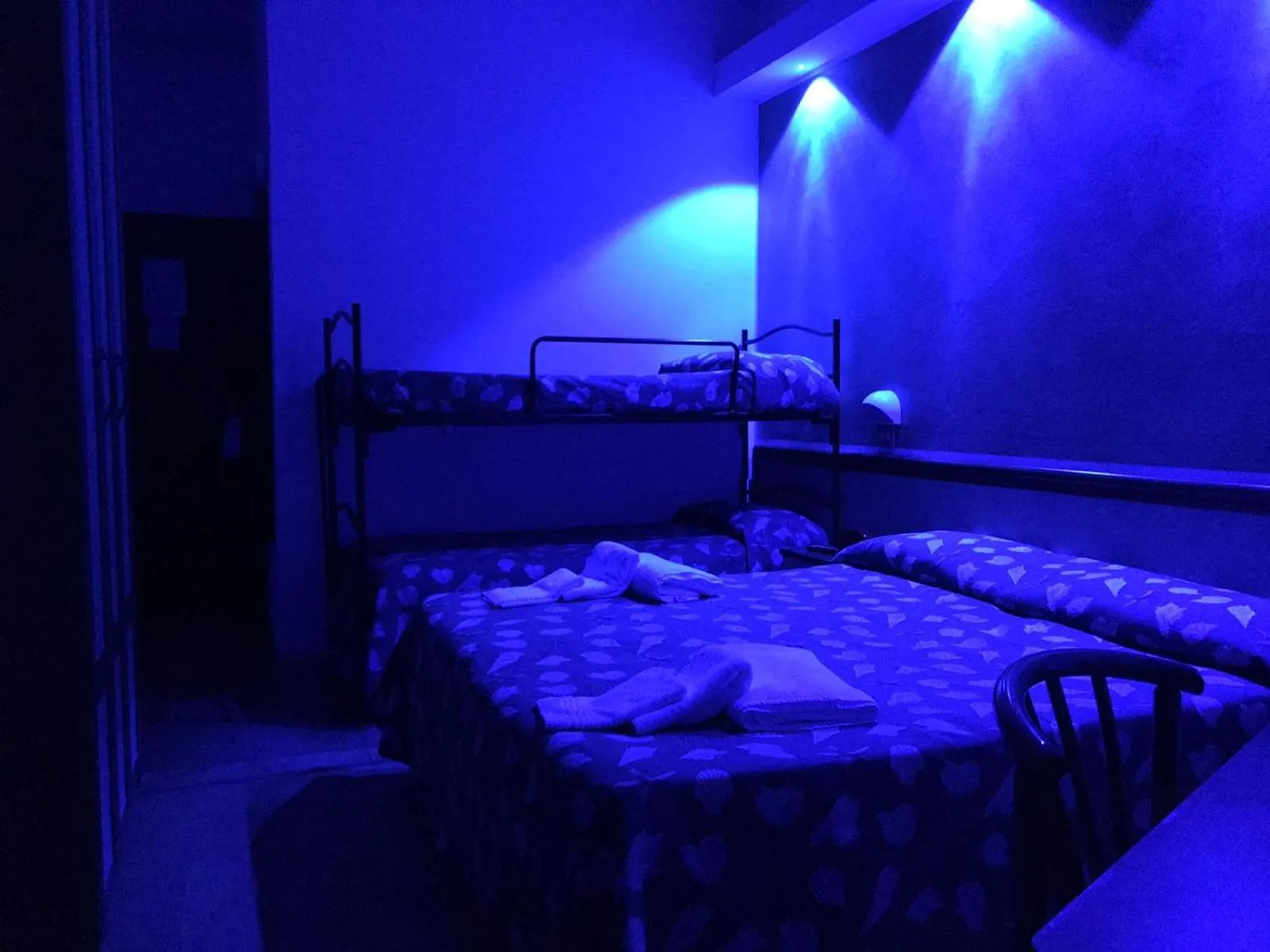 bunk bed, Bed in Hotel Montmartre