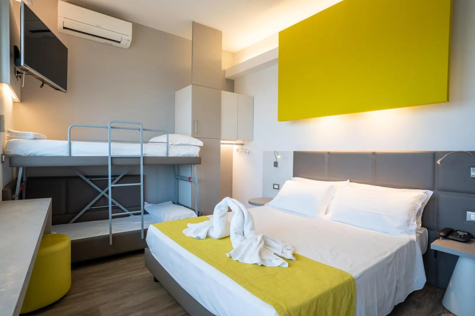 Bed in Hotel Montmartre