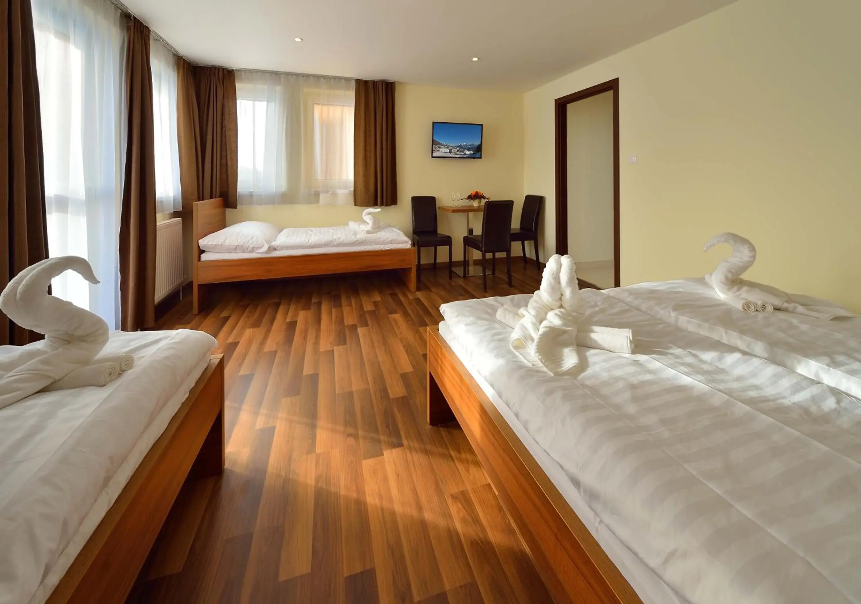 Deluxe Quadruple Room with Mountain View in Villa Gloria Rooms & Apartments Deluxe Quadruple Room with Mountain View in Villa Gloria Rooms & Apartments