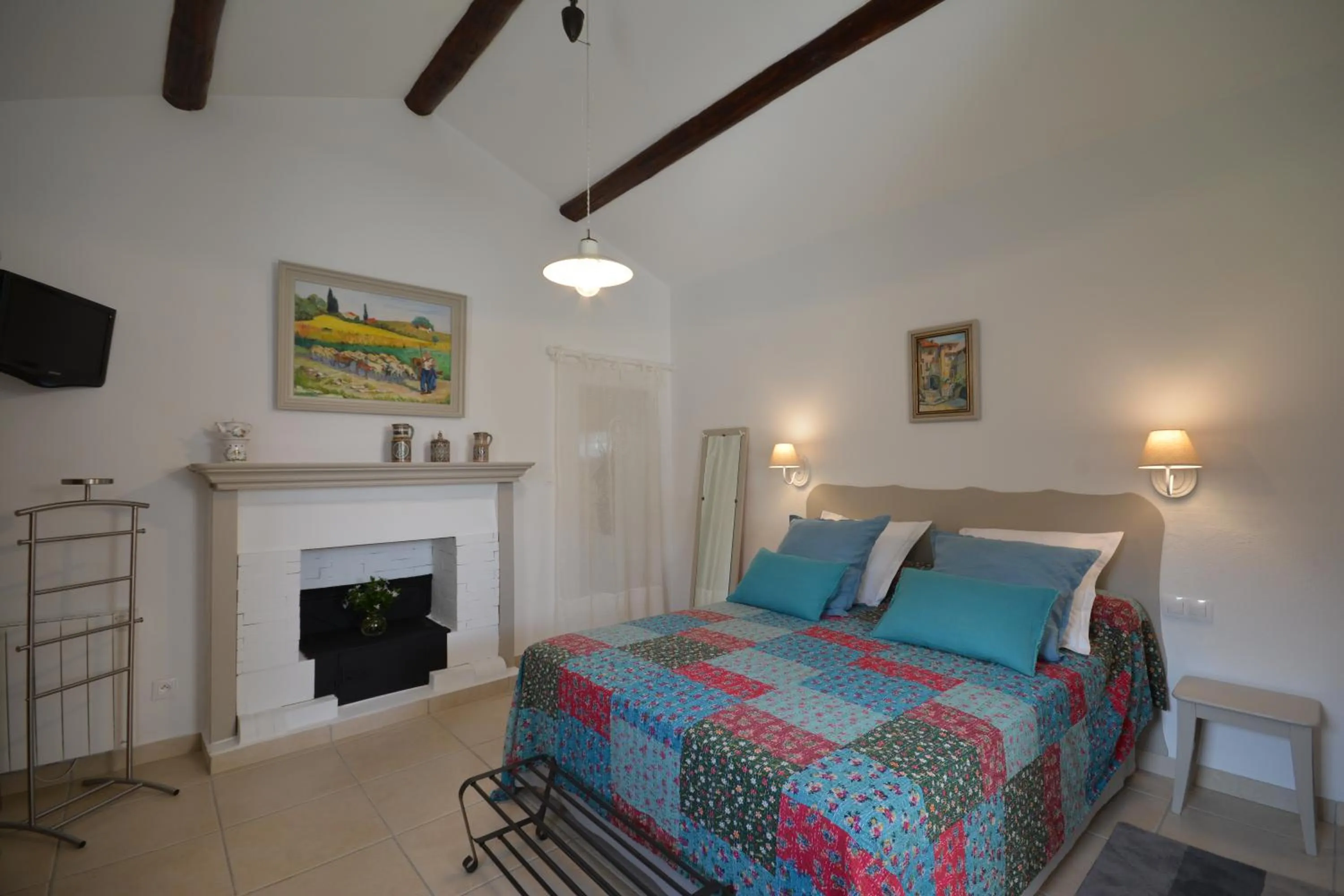 Photo of the whole room, Bed in le cabanon de l'olivette