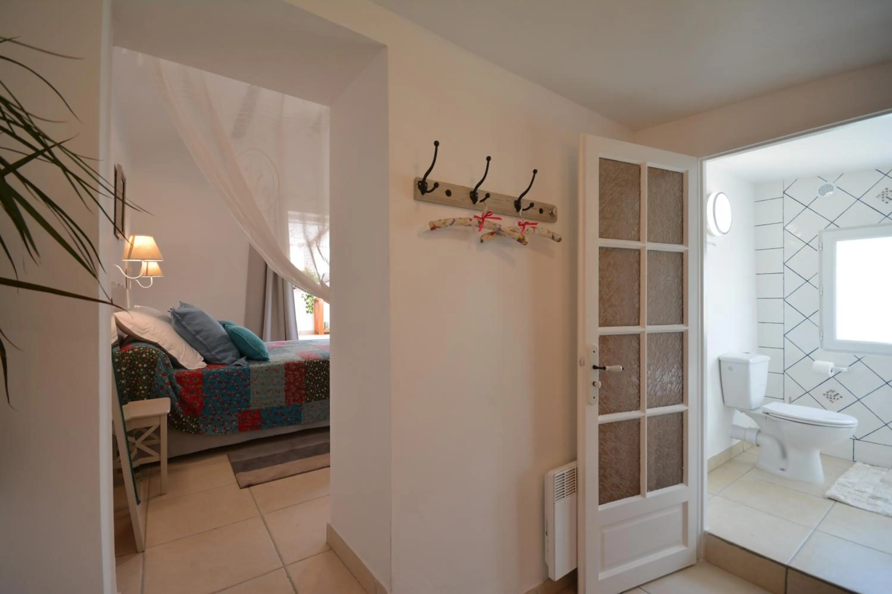 Toilet, Bed in le cabanon de l'olivette