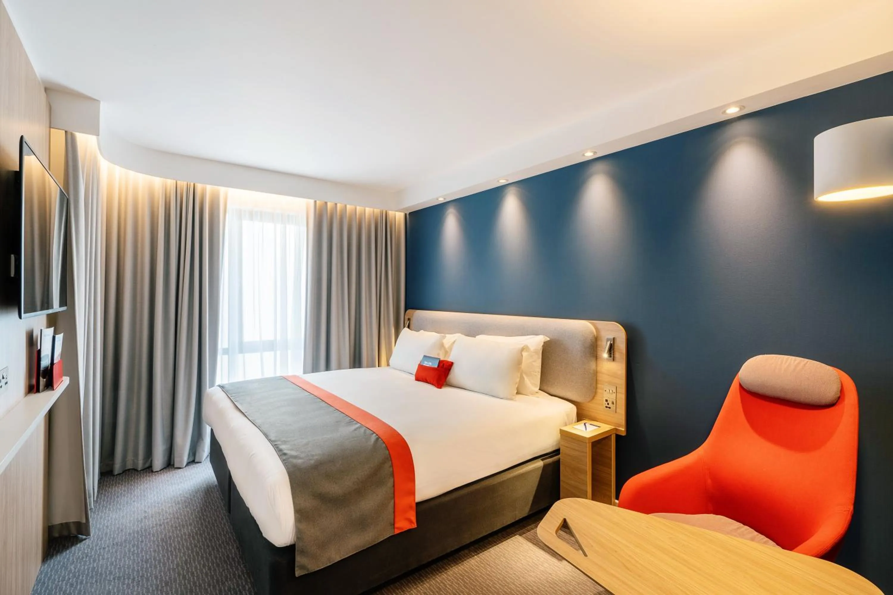 Standard King Room with Free Hot Breakfast in Holiday Inn Express - Derry - Londonderry by IHG