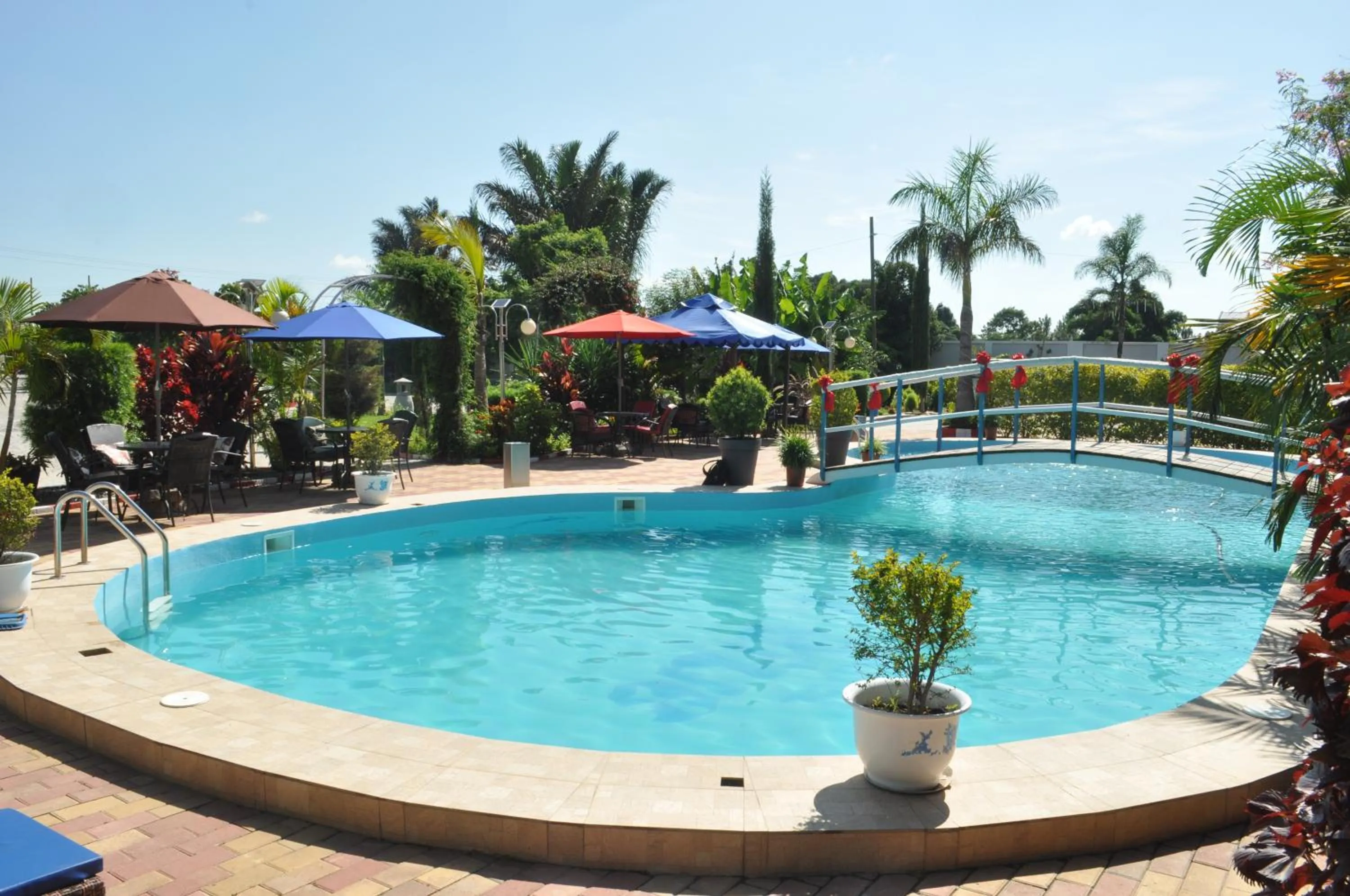 Swimming pool in Hôtel Sky blue Mada
