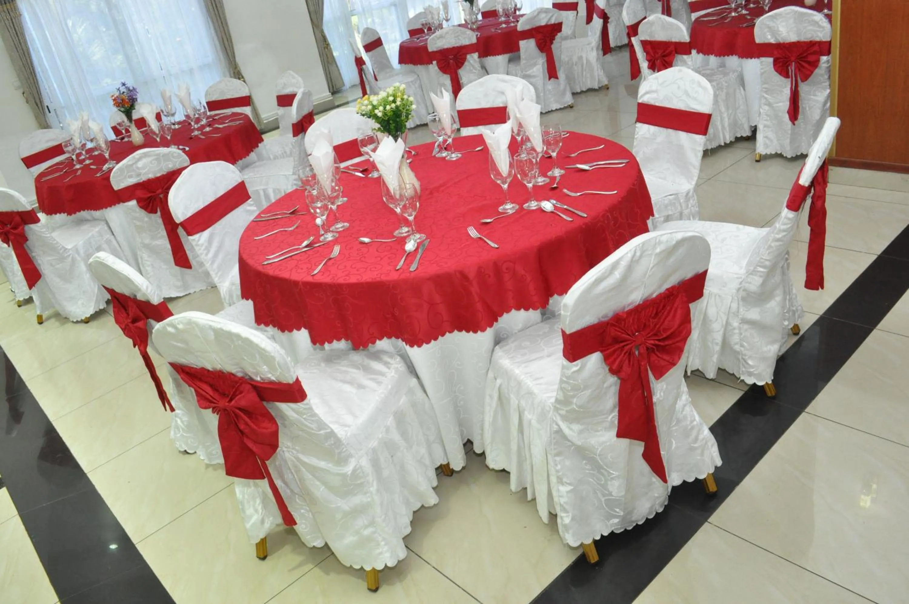 Restaurant/places to eat in Hôtel Sky blue Mada