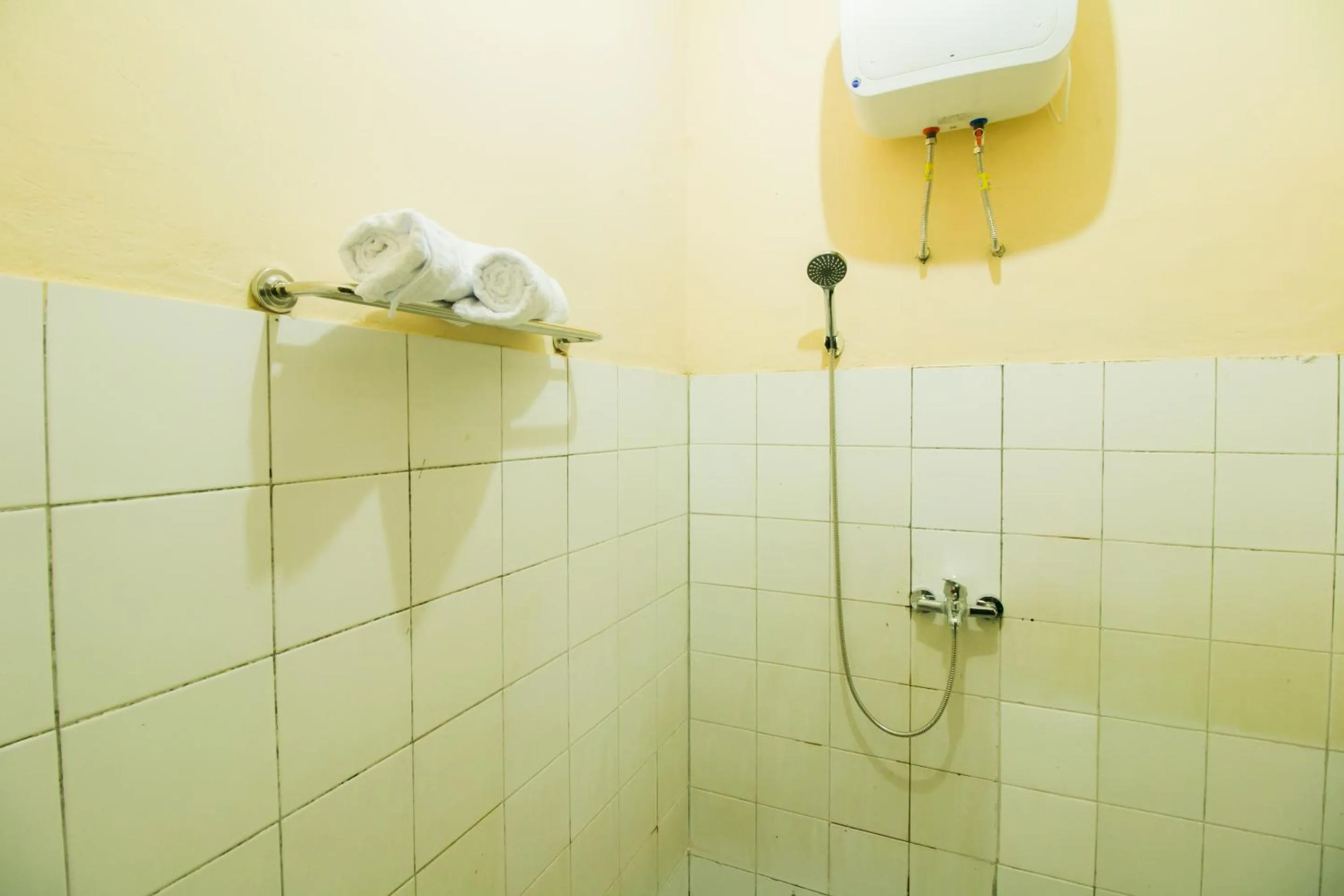 Bathroom in RedDoorz @ Pantai Pelabuhan Ratu 2