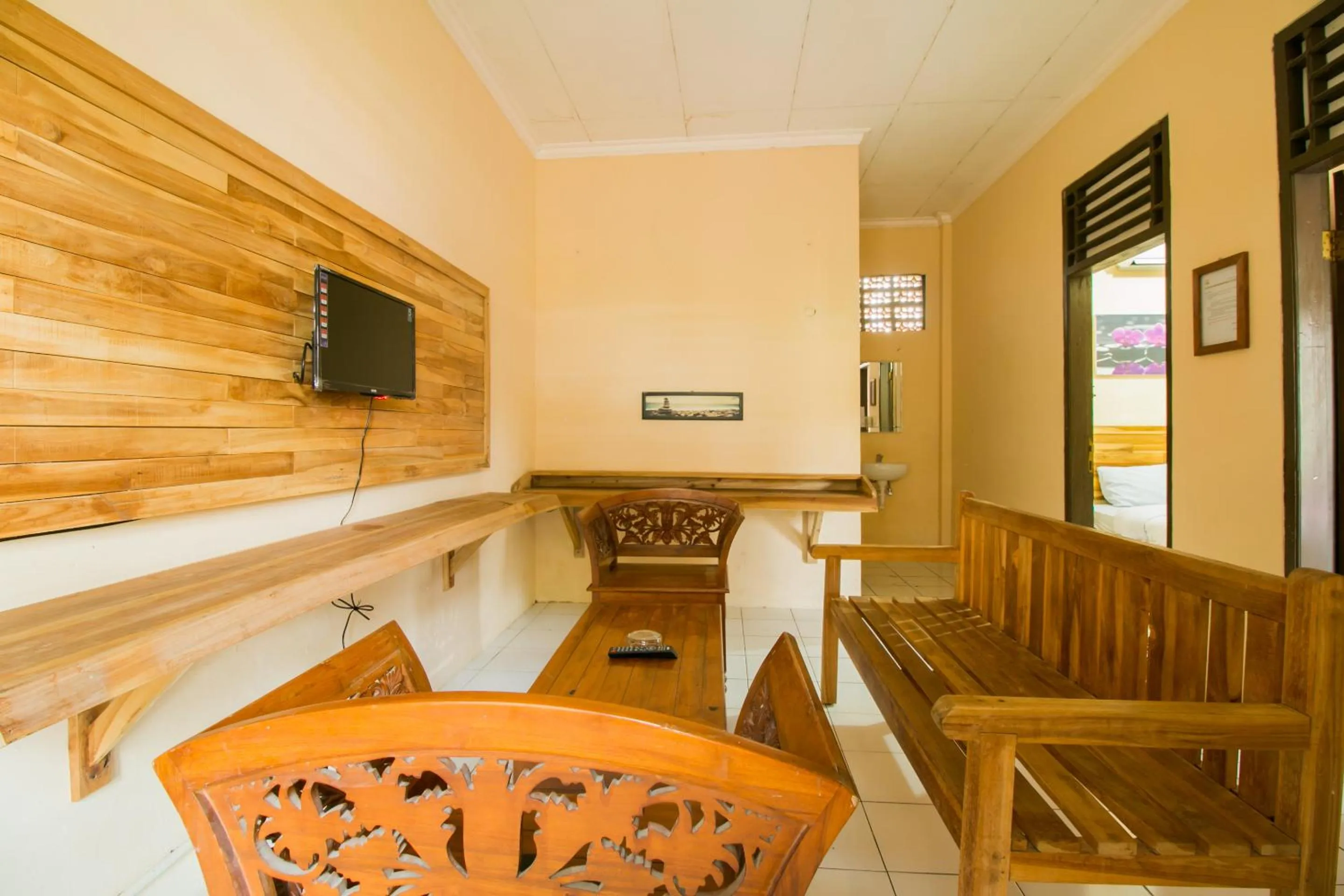 Living room in RedDoorz @ Pantai Pelabuhan Ratu 2