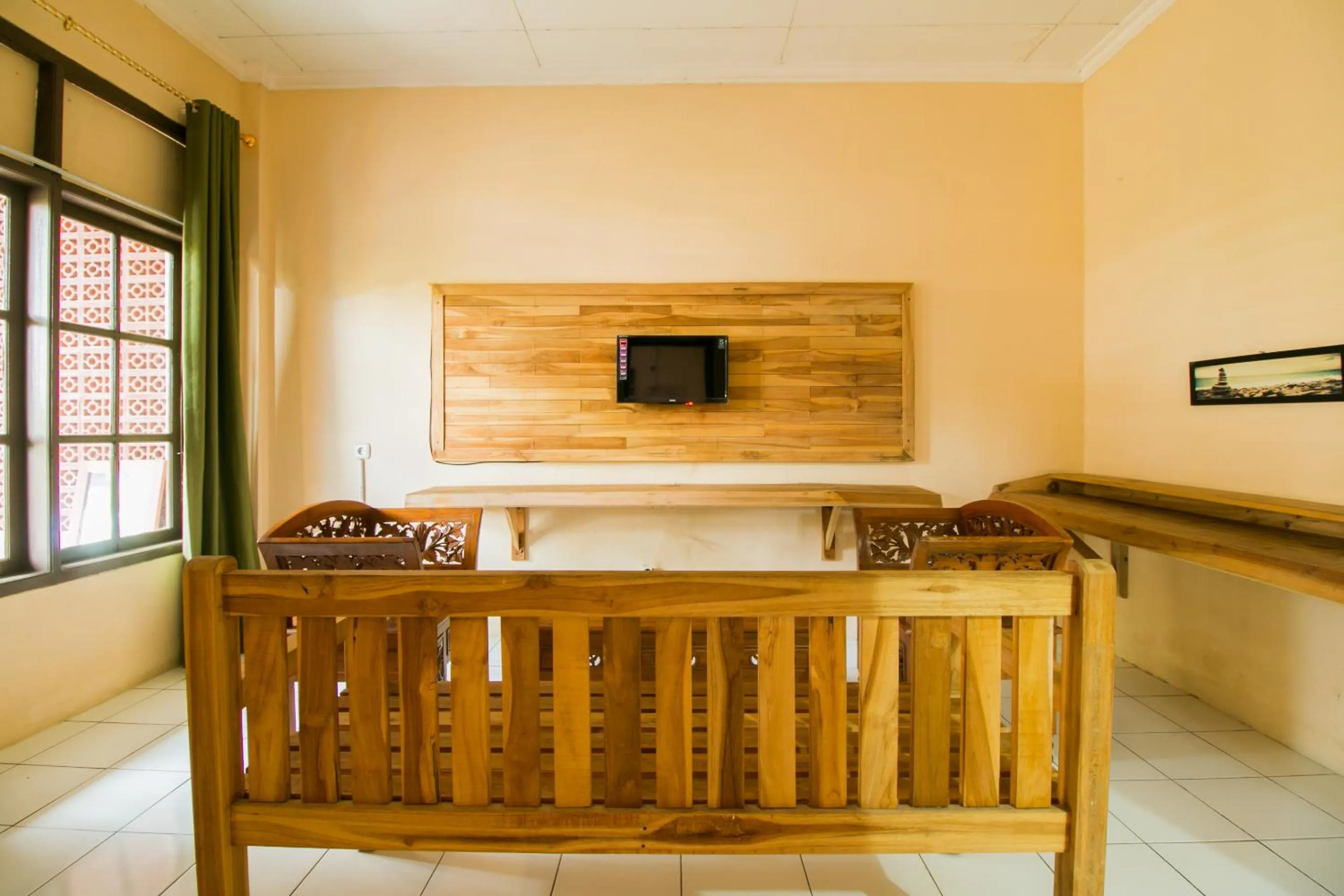 Living room in RedDoorz @ Pantai Pelabuhan Ratu 2